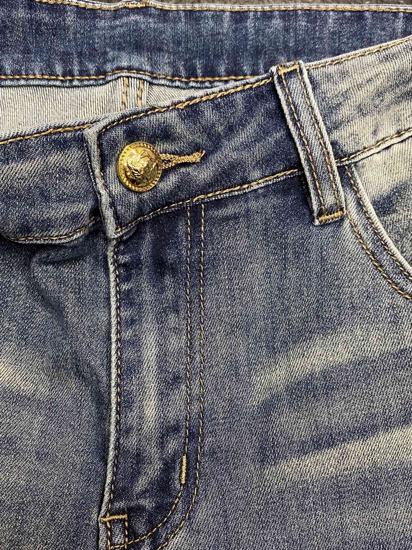 。Versace范思哲💥独家专供新款休闲牛仔裤👖高端版本 专柜定制面料 透气舒适度高，细节无可挑剔，品牌