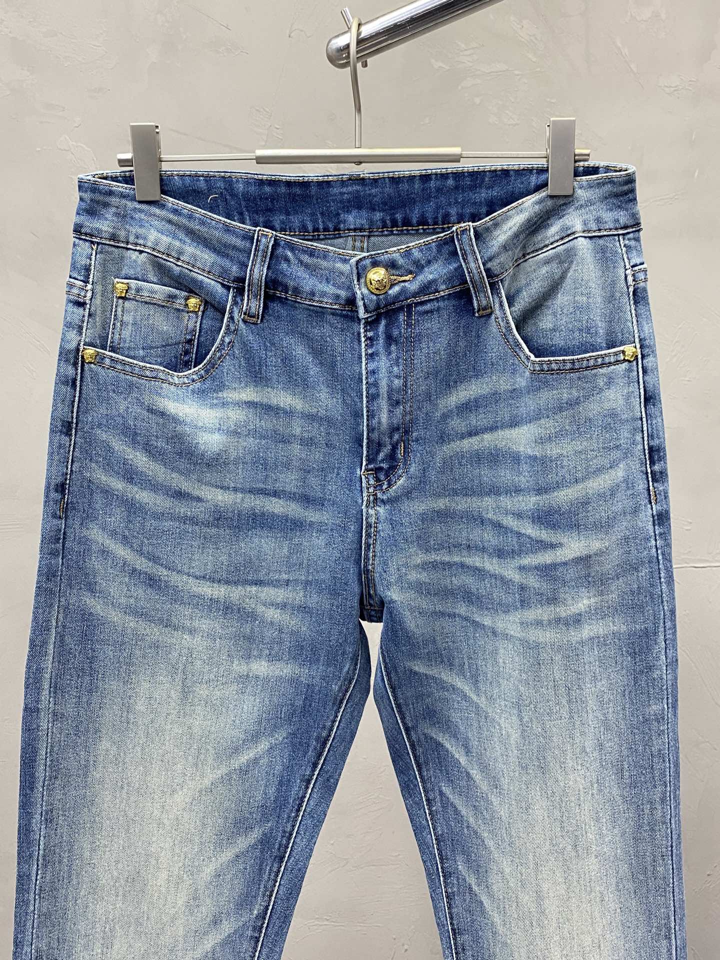 。Versace范思哲💥独家专供新款休闲牛仔裤👖高端版本 专柜定制面料 透气舒适度高，细节无可挑剔，品牌