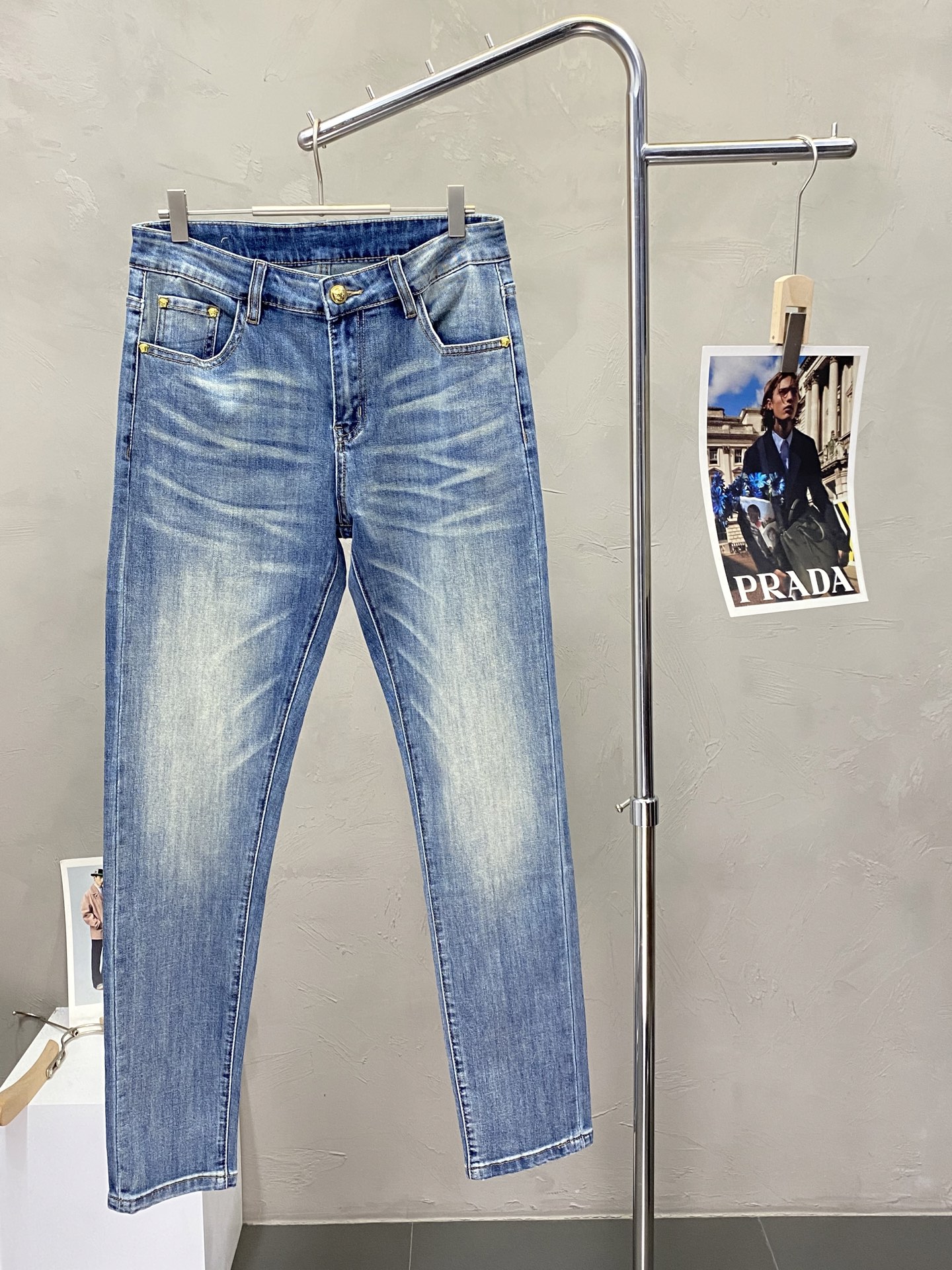 。Versace范思哲💥独家专供新款休闲牛仔裤👖高端版本 专柜定制面料 透气舒适度高，细节无可挑剔，品牌