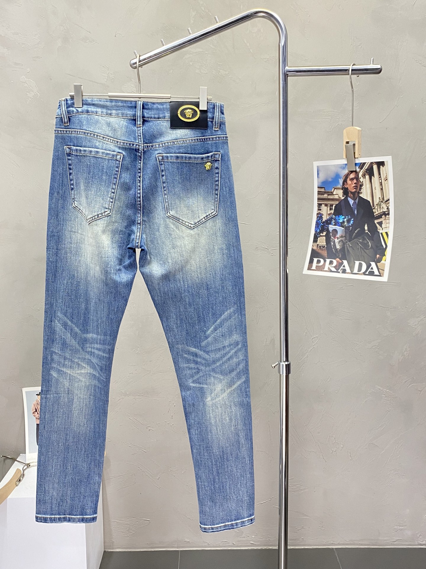 。Versace范思哲💥独家专供新款休闲牛仔裤👖高端版本 专柜定制面料 透气舒适度高，细节无可挑剔，品牌