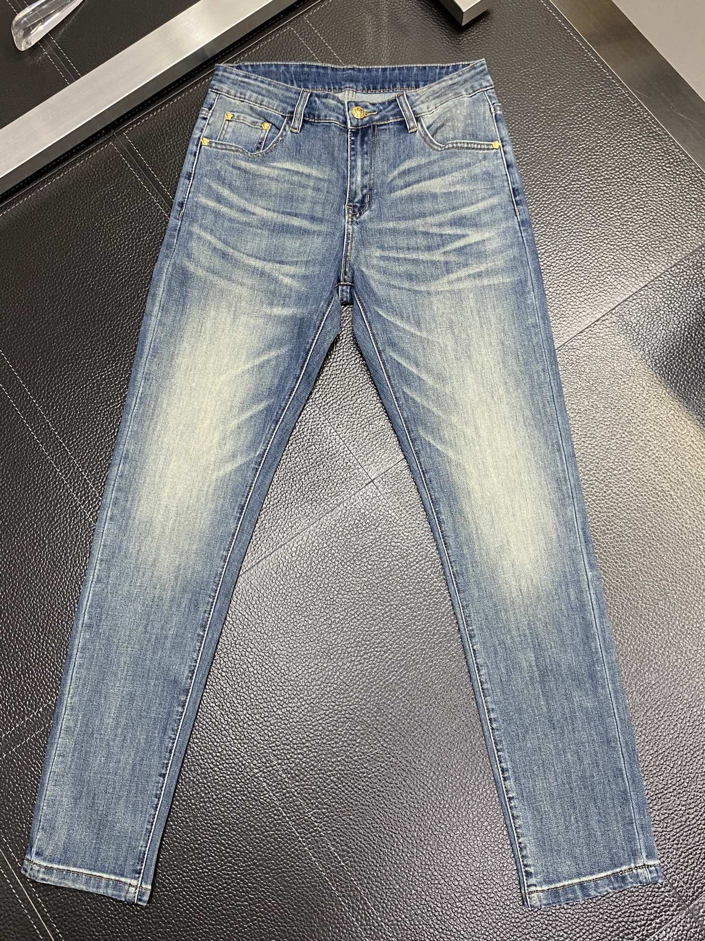 。Versace范思哲💥独家专供新款休闲牛仔裤👖高端版本 专柜定制面料 透气舒适度高，细节无可挑剔，品牌