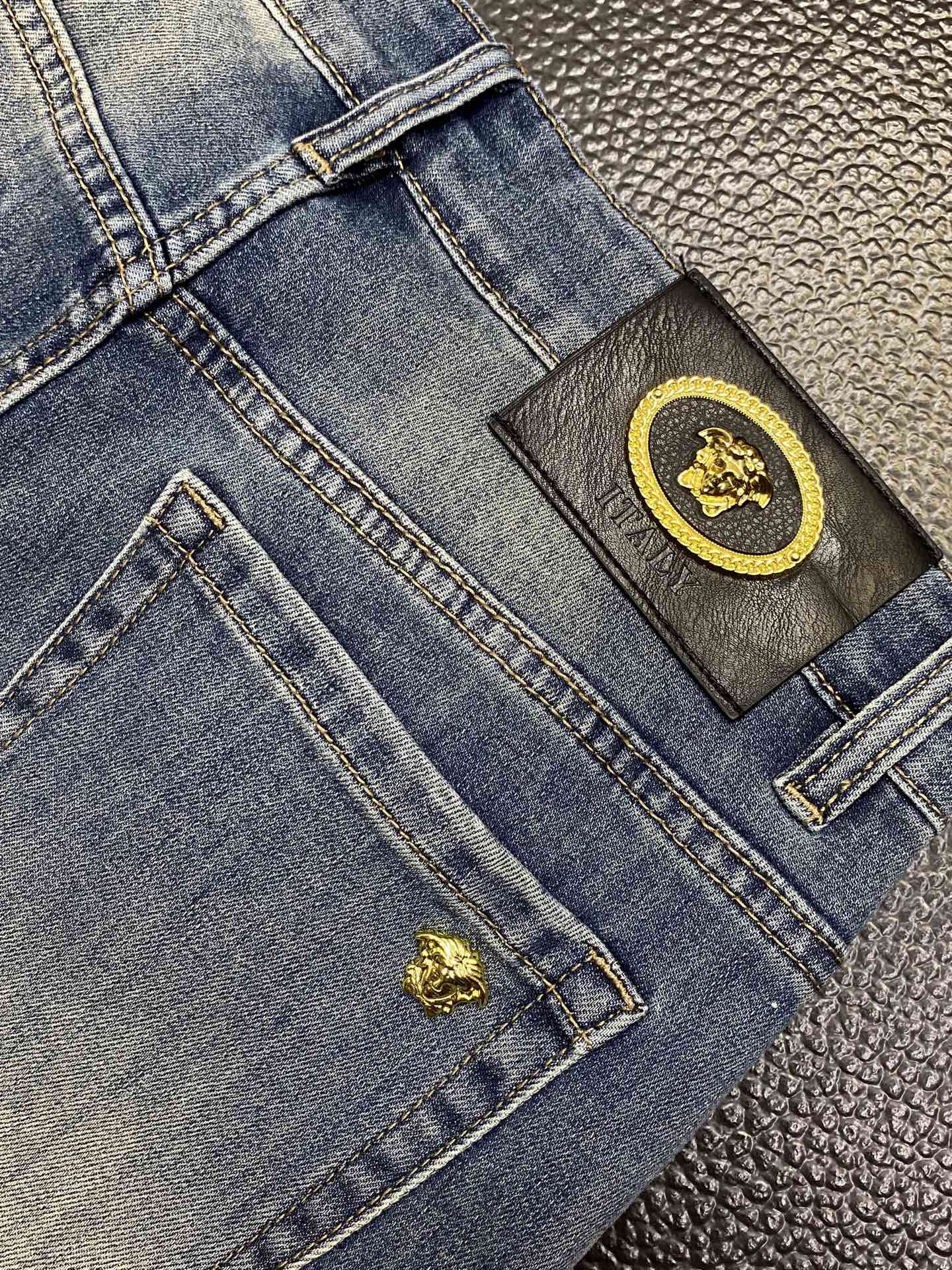 。Versace范思哲💥独家专供新款休闲牛仔裤👖高端版本 专柜定制面料 透气舒适度高，细节无可挑剔，品牌