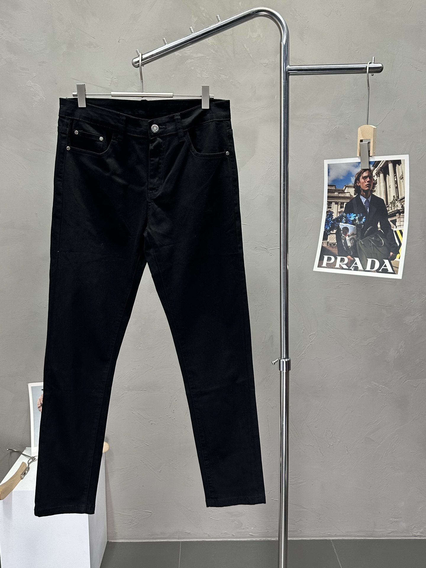 NO:502910,.Prada exclusively offers new high-end versions of casual jeans. Customized fabrics for counters are breathable and comfortable, impeccable details, and the brand element design concept reflects high quality. The feel is delicate and soft!  It is casually cut, with a great upper body style!  Count 29-38, prada, prada, jeans, alexander wang19860909.Prada普拉达独家专供新款休闲牛仔裤高端版本 专柜定制面料 透气舒适度高,细节无可挑剔,品牌元素设计理念,体现高品质.手感细腻柔软！呈现休闲裁剪,上身版型超赞！码数29-38,,prada,prada,jeans,alexander wang,Men's clothing