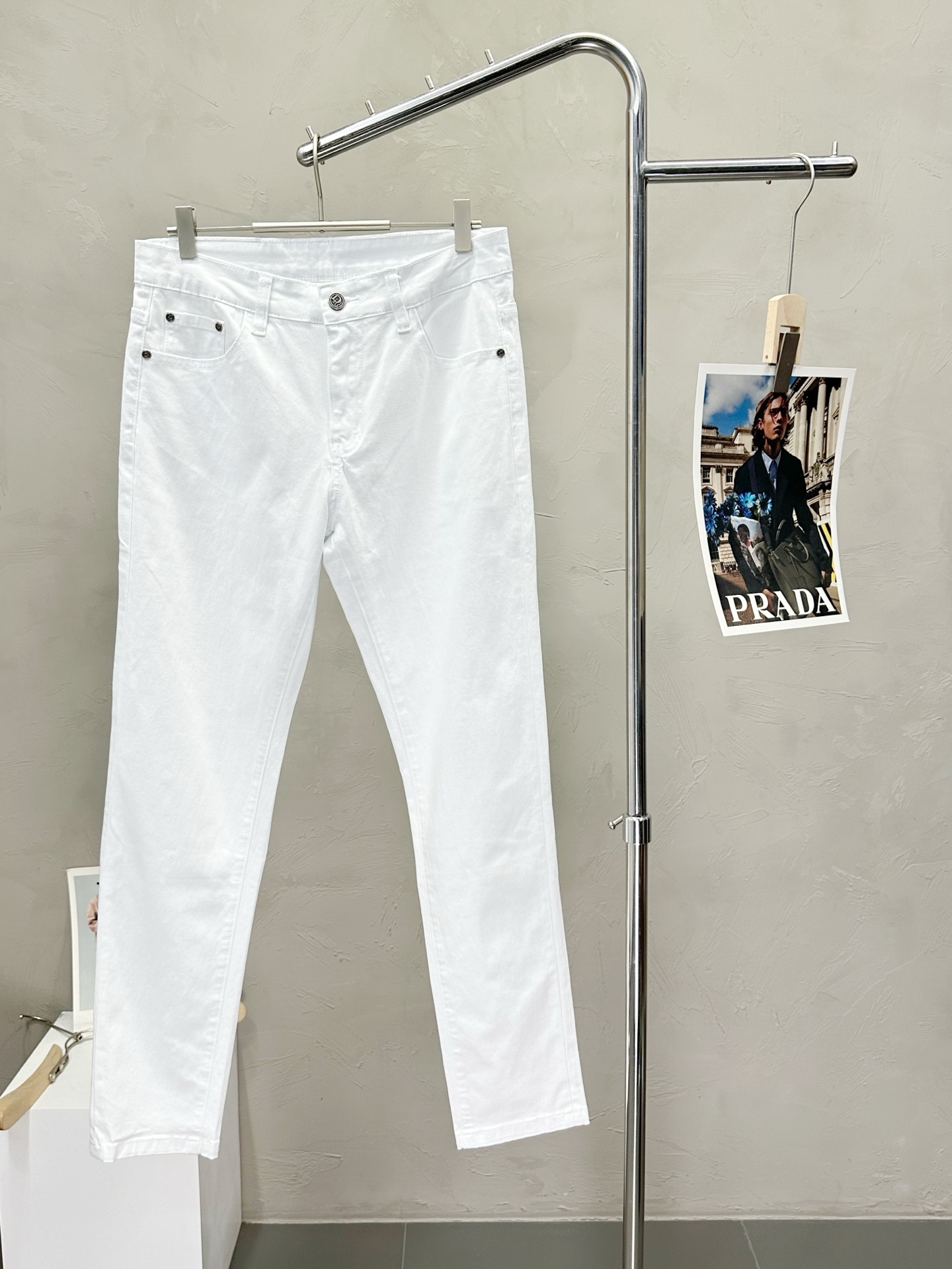 NO:502914,.Dior exclusively offers the new high-end version of casual jeans. Customized fabrics for counters are breathable and comfortable, with impeccable details, and the brand element design concept reflects high quality. The feel is delicate and soft!  It is casually cut, with a great upper body style!  29-38, Dior, Dior, Jeans, Alexander wang19860909.Dior迪奥独家专供新款休闲牛仔裤高端版本 专柜定制面料 透气舒适度高,细节无可挑剔,品牌元素设计理念,体现高品质.手感细腻柔软！呈现休闲裁剪,上身版型超赞！码数29-38,,dior,dior,jeans,alexander wang,Men's clothing