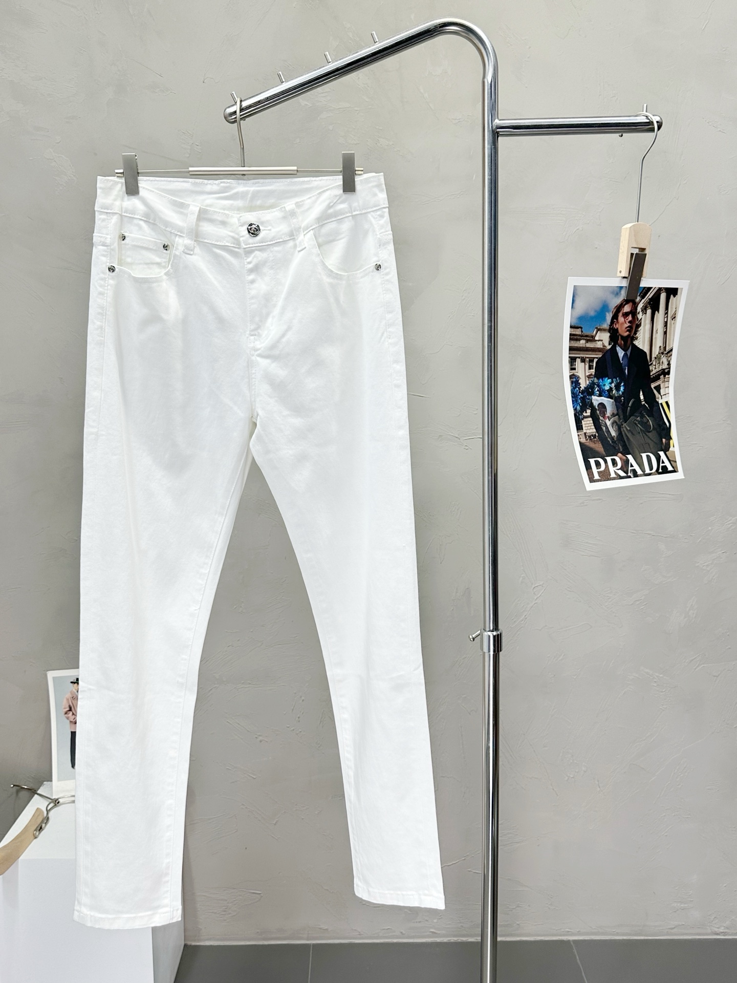 NO:502918,.Prada exclusively offers new high-end versions of casual jeans. Customized fabrics for counters are breathable and comfortable, impeccable details, and the brand element design concept reflects high quality. The feel is delicate and soft!  It is casually cut, with a great upper body style!  Count 29-38, prada, prada, jeans, alexander wang19860909.Prada普拉达独家专供新款休闲牛仔裤高端版本 专柜定制面料 透气舒适度高,细节无可挑剔,品牌元素设计理念,体现高品质.手感细腻柔软！呈现休闲裁剪,上身版型超赞！码数29-38,,prada,prada,jeans,alexander wang,Men's clothing