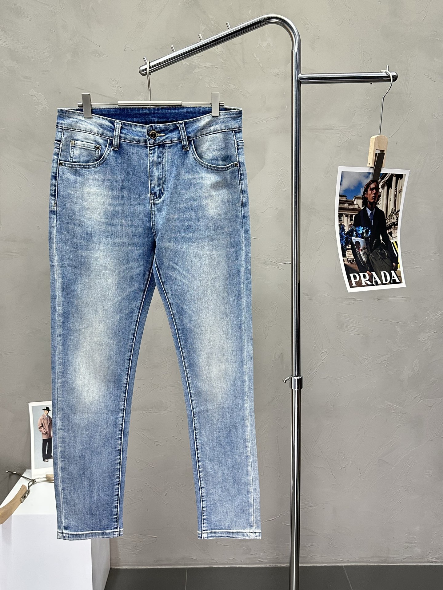 NO:422826,.FENDI exclusively offers the new high-end version of casual jeans. Customized fabrics for counters are breathable and comfortable, impeccable details, and the brand element design concept reflects high quality. The feel is delicate and soft!  It is casually cut, with a great upper body style!  Count 29-38, fendi, fendi, jeans, alexander wang19860909.FENDI芬迪独家专供新款休闲牛仔裤高端版本 专柜定制面料 透气舒适度高,细节无可挑剔,品牌元素设计理念,体现高品质.手感细腻柔软！呈现休闲裁剪,上身版型超赞！码数29-38,,fendi,fendi,jeans,alexander wang,Men's clothing