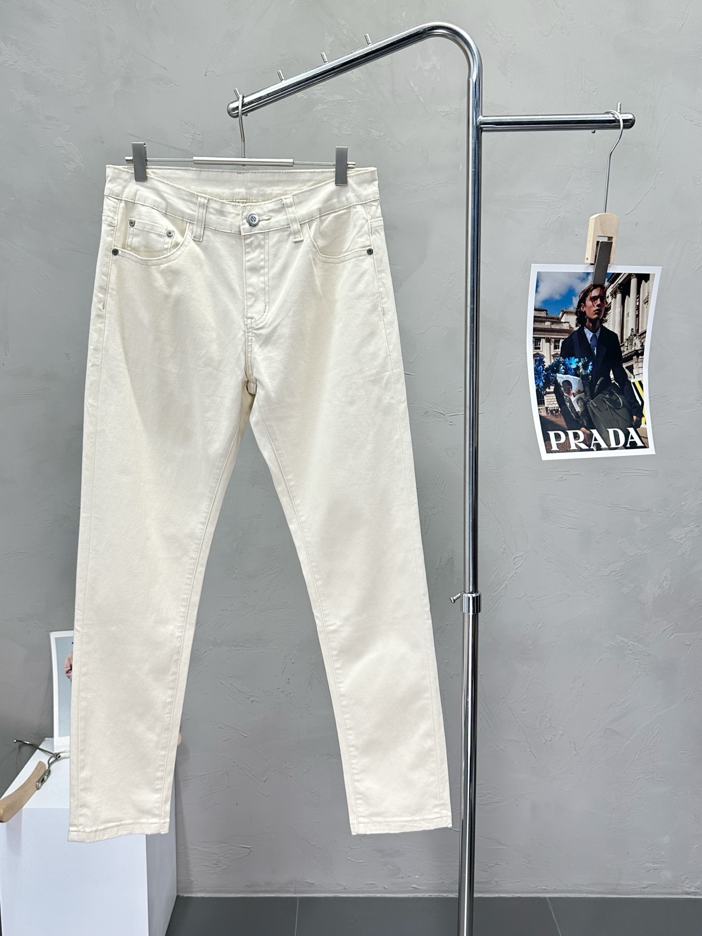 NO:451656,.ZEGNA exclusively offers the new high-end version of casual jeans. Customized fabrics for counters, breathable and comfortable, impeccable details, brand elements design concept, reflecting high quality. The feel is delicate and soft!  It is casually cut, with a great upper body style!  29-38, zegna, jeans, alexander wang19860909.ZEGNA杰尼亚独家专供新款休闲牛仔裤高端版本 专柜定制面料 透气舒适度高,细节无可挑剔,品牌元素设计理念,体现高品质.手感细腻柔软！呈现休闲裁剪,上身版型超赞！码数29-38,,zegna,jeans,alexander wang,Men's clothing