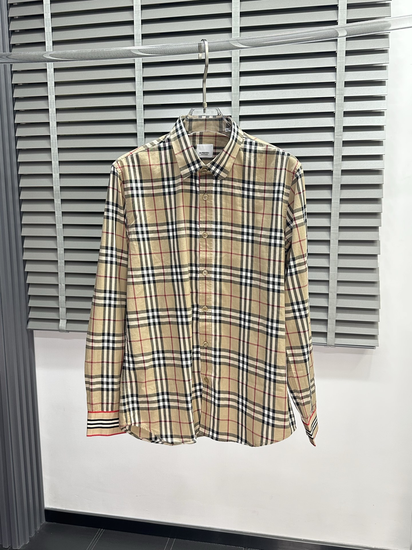 NO:426284,.Burberry Burberry exclusively offers new men's casual shirts, high-end customization, high-end version, fashionable and versatile imported fabrics, super soft and delicate, skin-friendly and comfortable to wear, high-end boutique, OEM, fine production, very good for the top body, men's essential items, complete three standards, S-2XL,,burberry,burberry,shirts,alexander wang19860909.Burberry巴宝莉独家专供新款男士休闲衬衫 高端定制 高端版本 时尚百搭爆款进口面料 手感超柔软细腻 穿着亲肤舒适 高端精品 代工厂精细做上身非常赞 男士必备单品 三标齐全 码数S-2XL,,burberry,burberry,shirts,alexander wang,Men's clothing