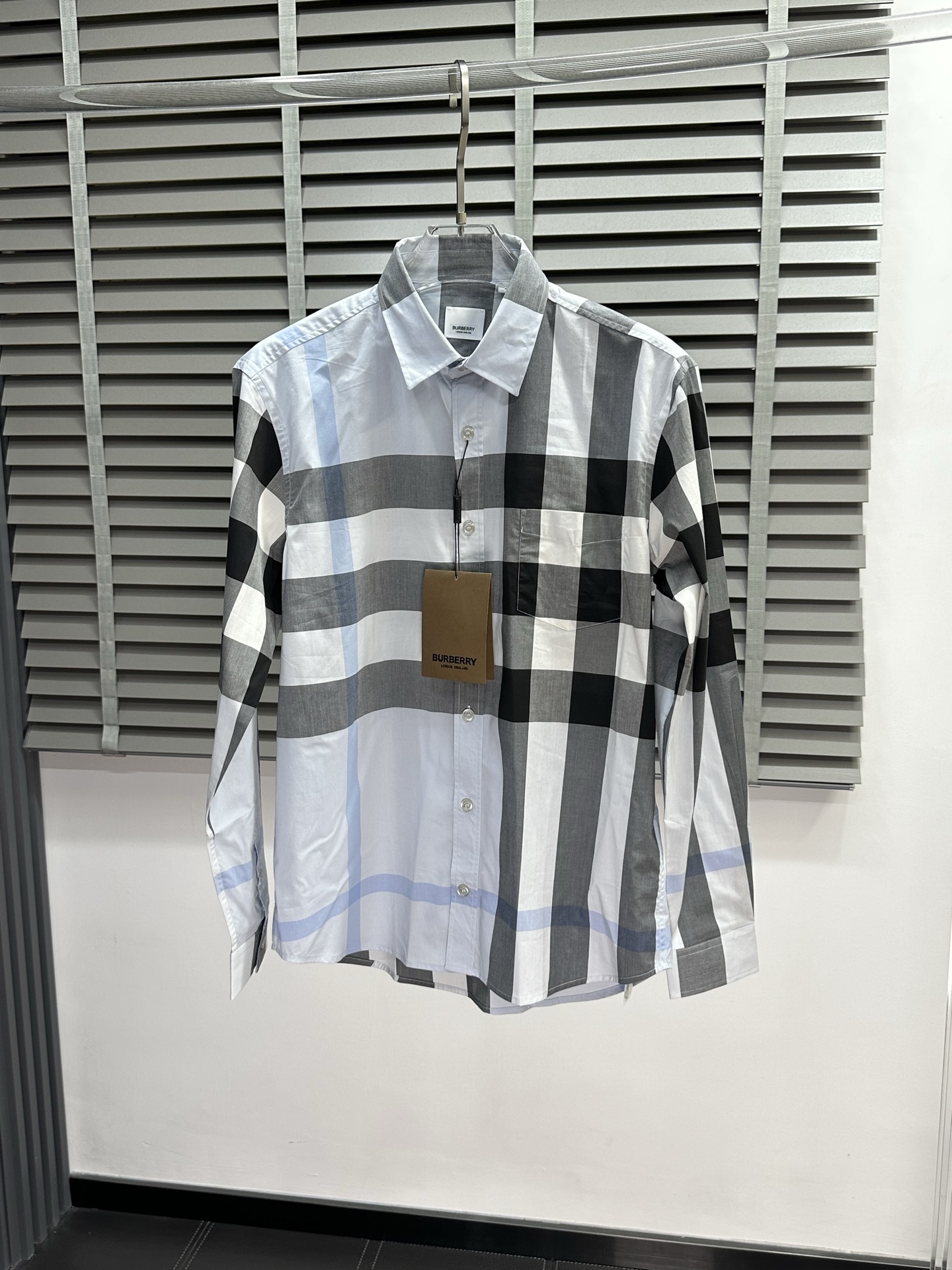 NO:422958,.Burberry Burberry exclusively offers new men's casual shirts, high-end customization, high-end version, fashionable and versatile imported fabrics, super soft and delicate, skin-friendly and comfortable to wear, high-end boutique, OEM, fine production, very good for the top body, men's essential items, complete three standards, S-2XL,,burberry,burberry,shirts,alexander wang19860909.Burberry巴宝莉独家专供新款男士休闲衬衫 高端定制 高端版本 时尚百搭爆款进口面料 手感超柔软细腻 穿着亲肤舒适 高端精品 代工厂精细做上身非常赞 男士必备单品 三标齐全 码数S-2XL,,burberry,burberry,shirts,alexander wang,Men's clothing