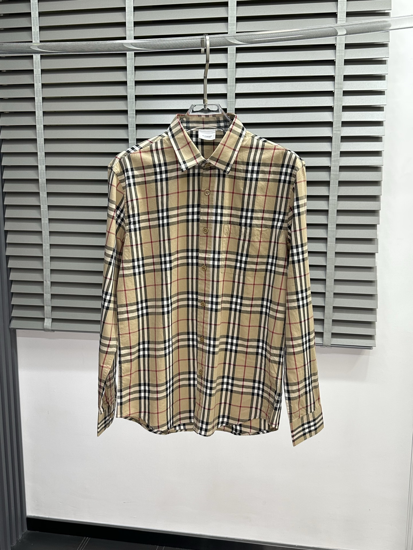 NO:426296,.Burberry Burberry exclusively offers new men's casual shirts, high-end customization, high-end version, fashionable and versatile imported fabrics, super soft and delicate, skin-friendly and comfortable to wear, high-end boutique, OEM, fine production, very good for the top body, men's essential items, complete three standards, S-2XL,,burberry,burberry,shirts,alexander wang19860909.Burberry巴宝莉独家专供新款男士休闲衬衫 高端定制 高端版本 时尚百搭爆款进口面料 手感超柔软细腻 穿着亲肤舒适 高端精品 代工厂精细做上身非常赞 男士必备单品 三标齐全 码数S-2XL,,burberry,burberry,shirts,alexander wang,Men's clothing