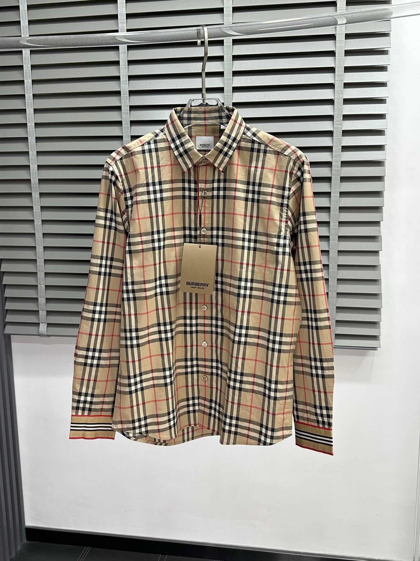 NO:422977,.Burberry Burberry exclusively offers new men's casual shirts, high-end customization, high-end version, fashionable and versatile imported fabrics, super soft and delicate, skin-friendly and comfortable to wear, high-end boutique, OEM, fine production, very good for the top body, men's essential items, complete three standards, S-2XL,,burberry,burberry,shirts,alexander wang19860909.Burberry巴宝莉独家专供新款男士休闲衬衫 高端定制 高端版本 时尚百搭爆款进口面料 手感超柔软细腻 穿着亲肤舒适 高端精品 代工厂精细做上身非常赞 男士必备单品 三标齐全 码数S-2XL,,burberry,burberry,shirts,alexander wang,Men's clothing