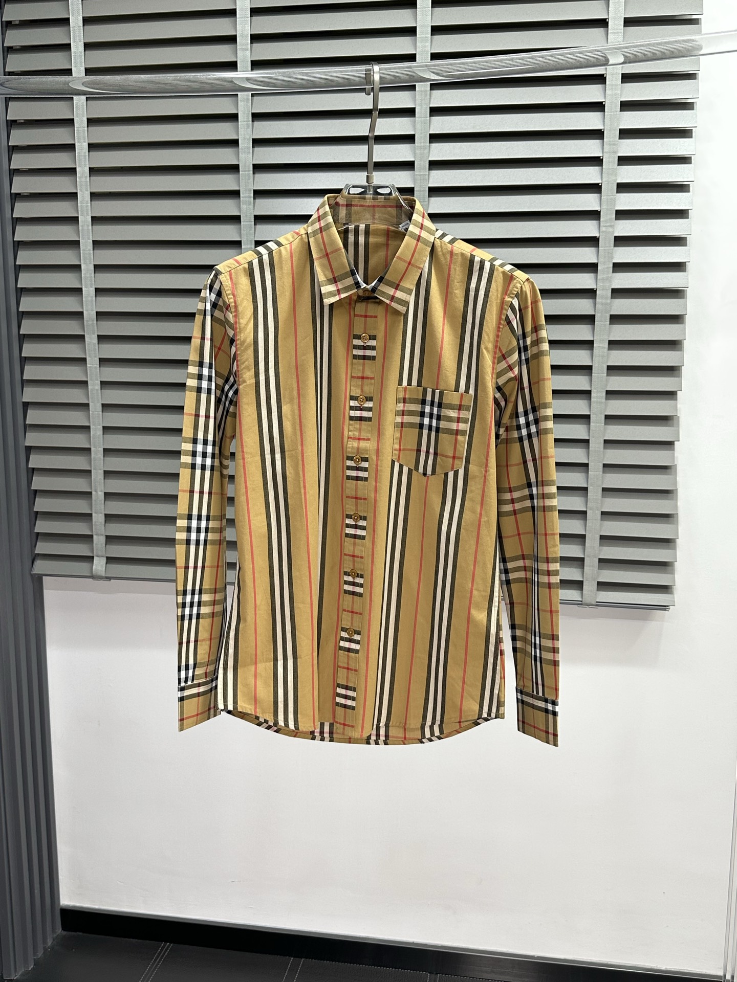 NO:426308,.Burberry Burberry exclusively offers new men's casual shirts, high-end customization, high-end version, fashionable and versatile imported fabrics, super soft and delicate, skin-friendly and comfortable to wear, high-end boutique, OEM, fine production, very good for the top body, men's essential items, complete three standards, S-2XL,,burberry,burberry,shirts,alexander wang19860909.Burberry巴宝莉独家专供新款男士休闲衬衫 高端定制 高端版本 时尚百搭爆款进口面料 手感超柔软细腻 穿着亲肤舒适 高端精品 代工厂精细做上身非常赞 男士必备单品 三标齐全 码数S-2XL,,burberry,burberry,shirts,alexander wang,Men's clothing