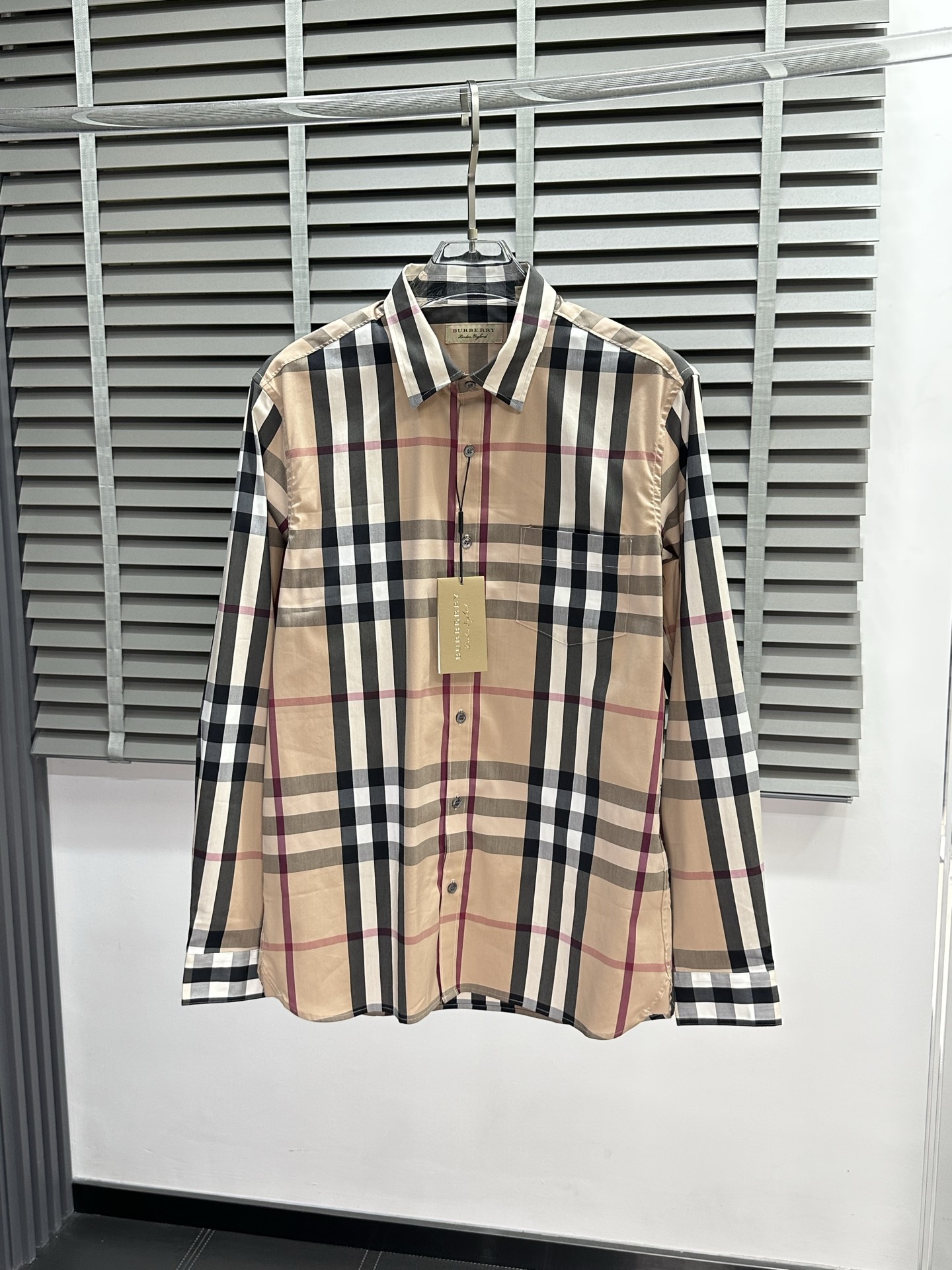 NO:422997,.Burberry Burberry exclusively offers new men's casual shirts, high-end customization, high-end version, fashionable and versatile imported fabrics, super soft and delicate, skin-friendly and comfortable to wear, high-end boutique, OEM, fine production, very good for the top body, men's essential items, complete three standards, S-2XL,,burberry,burberry,shirts,alexander wang19860909.Burberry巴宝莉独家专供新款男士休闲衬衫 高端定制 高端版本 时尚百搭爆款进口面料 手感超柔软细腻 穿着亲肤舒适 高端精品 代工厂精细做上身非常赞 男士必备单品 三标齐全 码数S-2XL,,burberry,burberry,shirts,alexander wang,Men's clothing