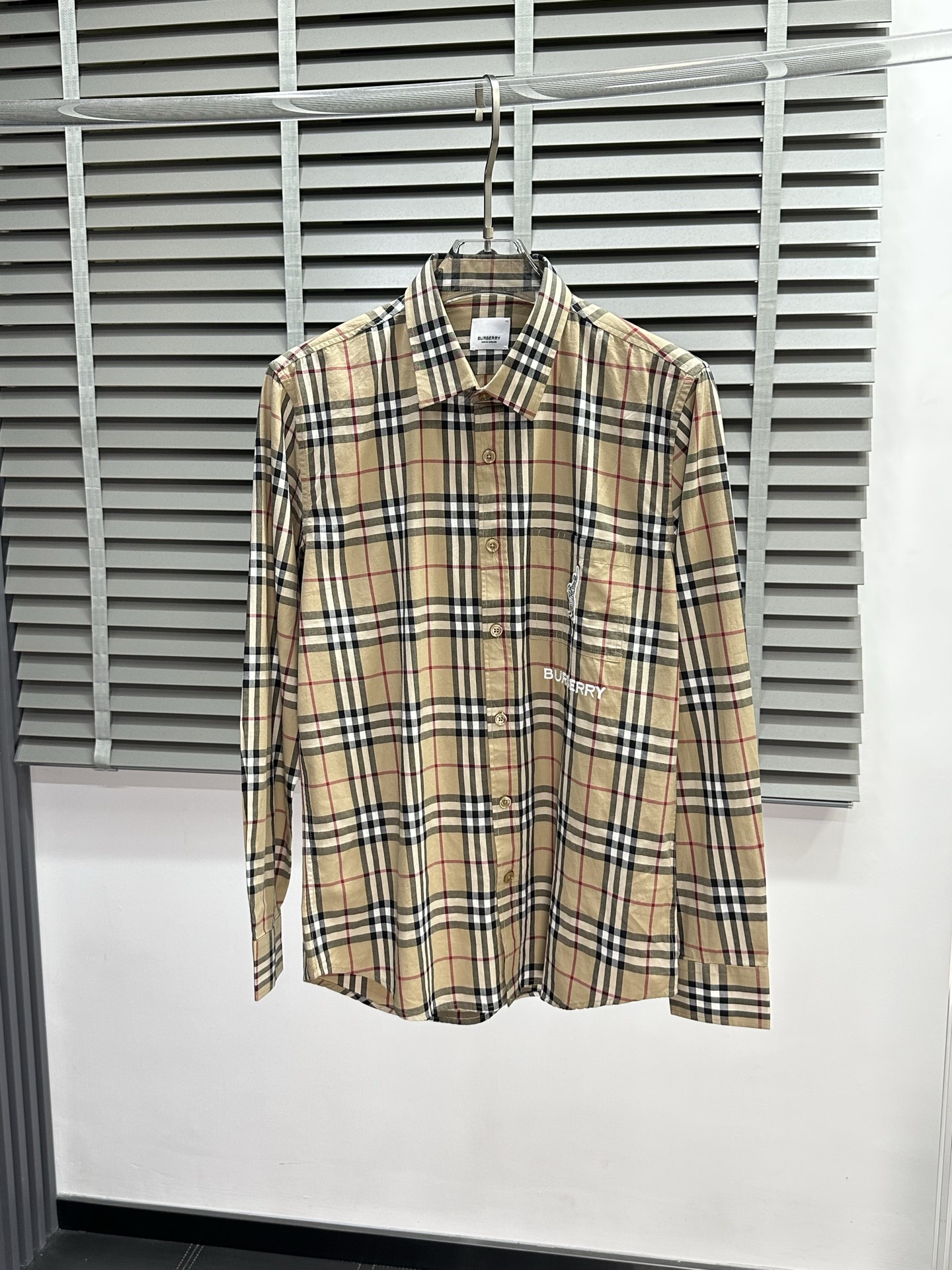 NO:426318,.Burberry Burberry exclusively offers new men's casual shirts, high-end customization, high-end version, fashionable and versatile imported fabrics, super soft and delicate, skin-friendly and comfortable to wear, high-end boutique, OEM, fine production, very good for the top body, men's essential items, complete three standards, S-2XL,,burberry,burberry,shirts,alexander wang19860909.Burberry巴宝莉独家专供新款男士休闲衬衫 高端定制 高端版本 时尚百搭爆款进口面料 手感超柔软细腻 穿着亲肤舒适 高端精品 代工厂精细做上身非常赞 男士必备单品 三标齐全 码数S-2XL,,burberry,burberry,shirts,alexander wang,Men's clothing