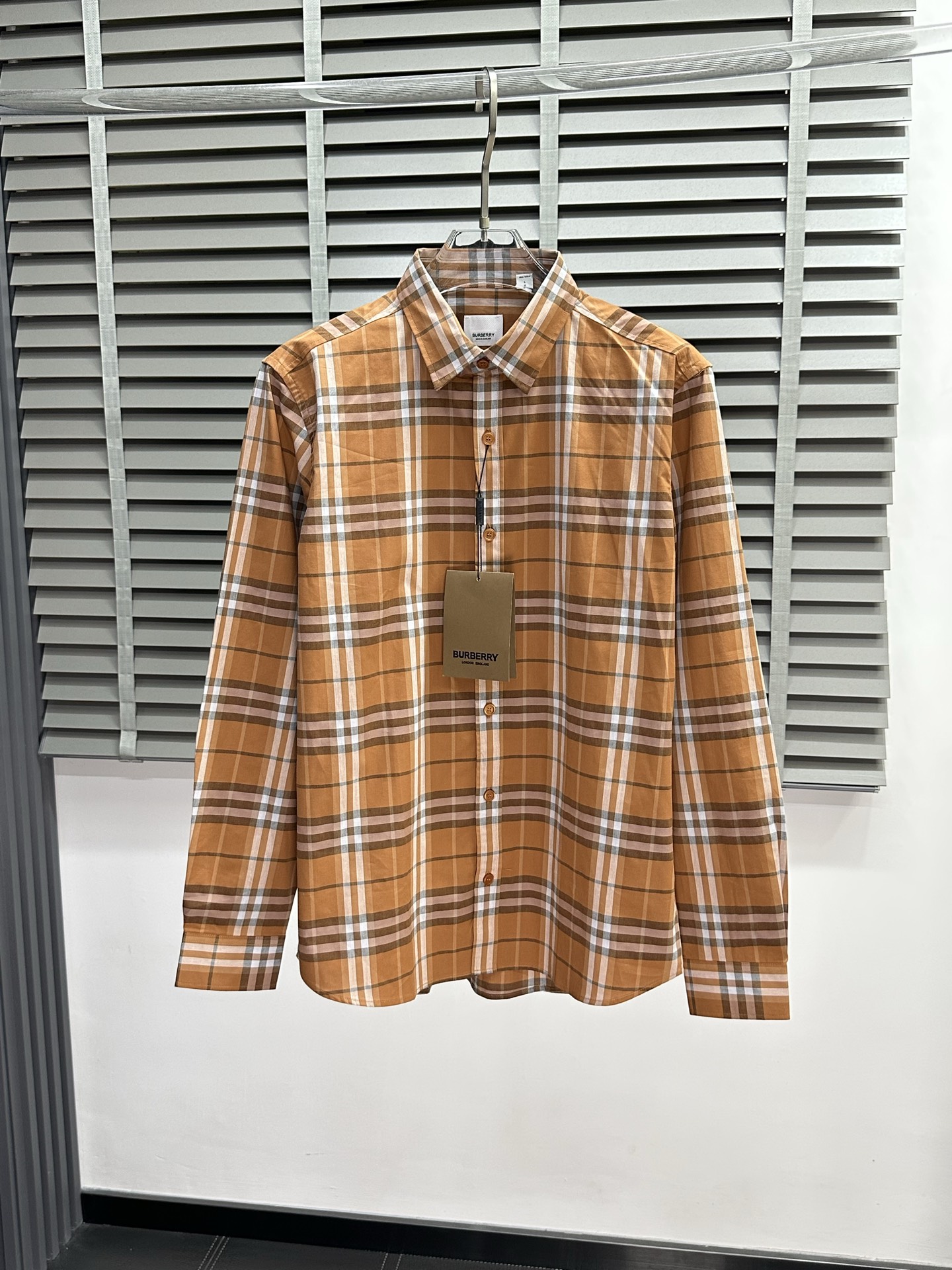 NO:423015,.Burberry Burberry exclusively offers new men's casual shirts, high-end customization, high-end version, fashionable and versatile imported fabrics, super soft and delicate, skin-friendly and comfortable to wear, high-end boutique, OEM, fine production, very good for the top body, men's essential items, complete three standards, S-2XL,,burberry,burberry,shirts,alexander wang19860909.Burberry巴宝莉独家专供新款男士休闲衬衫 高端定制 高端版本 时尚百搭爆款进口面料 手感超柔软细腻 穿着亲肤舒适 高端精品 代工厂精细做上身非常赞 男士必备单品 三标齐全 码数S-2XL,,burberry,burberry,shirts,alexander wang,Men's clothing