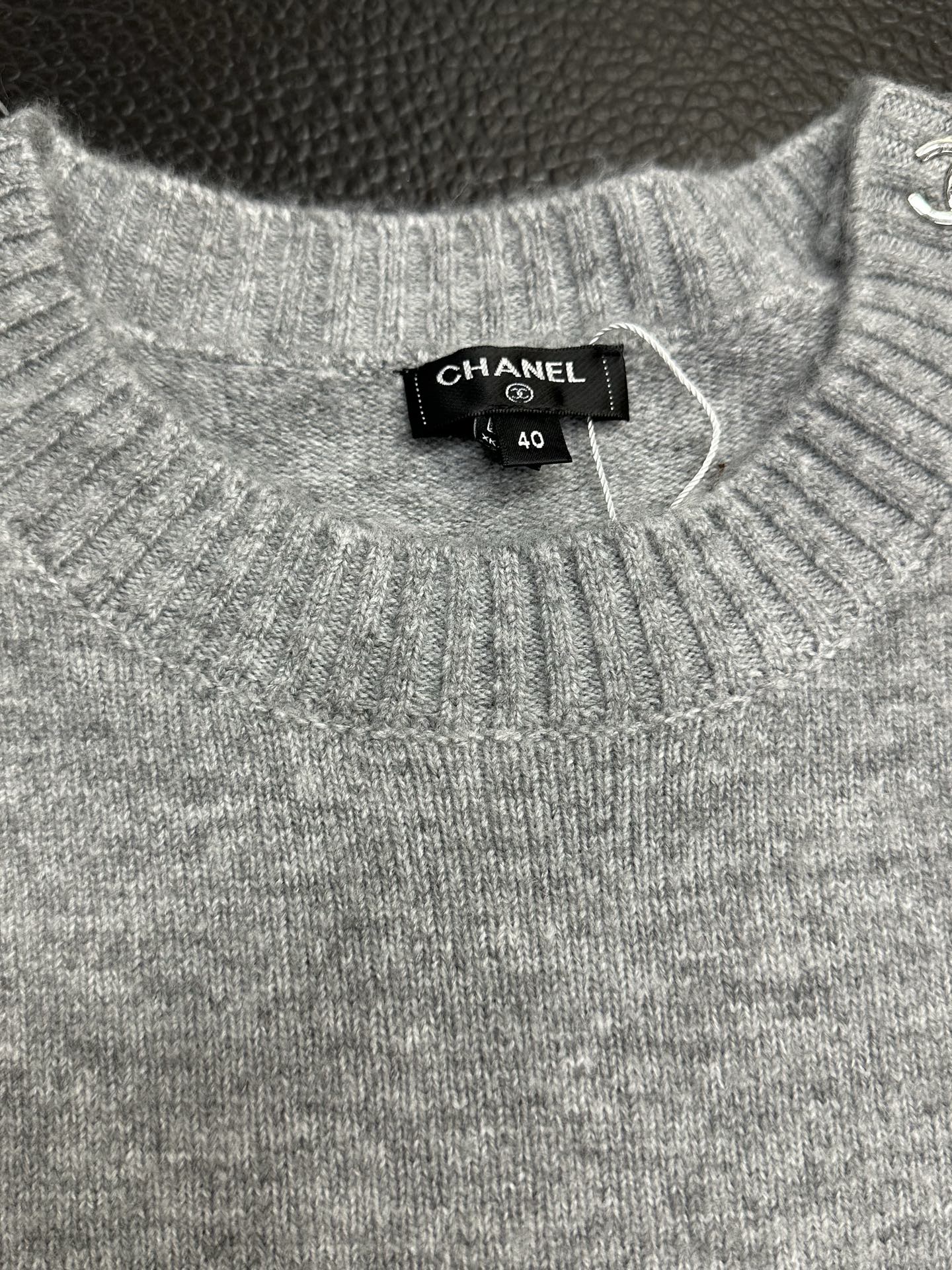 。Chanel香奈儿💥独家专供最新时尚秋冬毛衣。经典设计感与颜值爆棚的毛衣 品质更是无法挑剔品控可以直接