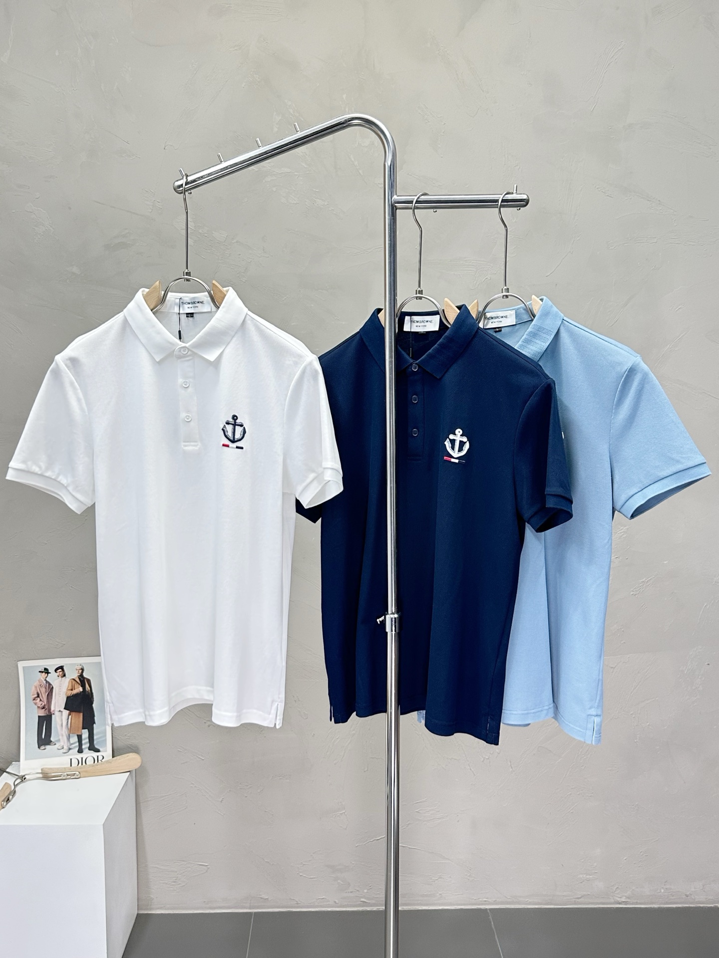 NO:451666,.Thom Browne Tom Brown exclusively offers new original single men's casual short sleeves, high-end customization, high-end version, fashionable and versatile imported fabric, super soft and delicate, skin-friendly and comfortable to wear, high-end boutique, OEM factory fine-made top body, very good men's essential items, three standards, code M-4XL,,thom browne,T-shirt,alexander wang19860909.Thom Browne汤姆布朗独家专供新款原单男士休闲短袖 高端定制 高端版本 时尚百搭爆款进口面料 手感超柔软细腻 穿着亲肤舒适 高端精品 代工厂精细做上身非常赞 男士必备单品 三标齐全 码数M-4XL,,thom browne,T-shirt,alexander wang,Men's clothing