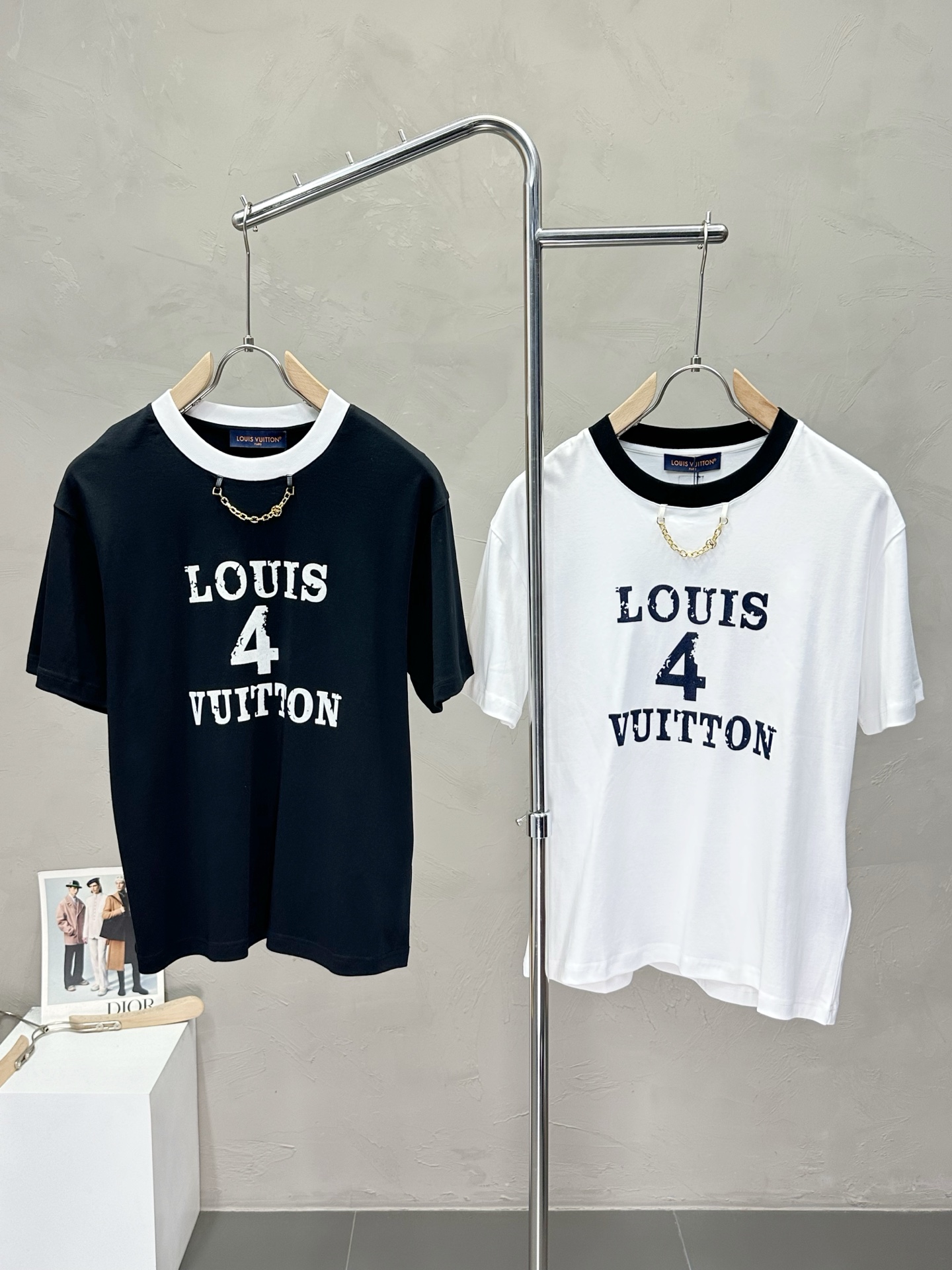 NO:451704,.Louis Vuitton exclusively offers new original single men's casual short sleeves, high-end customization, high-end version, fashionable and versatile imported fabric, super soft and delicate, skin-friendly and comfortable to wear, high-end boutique, OEM, fine-made top body, very good, men's essential items, three standards, complete code M-3XL,,louis vuitton,louis vuitton,T-shirt,alexander wang19860909.Louis Vuitton路易威登独家专供新款原单男士休闲短袖 高端定制 高端版本 时尚百搭爆款进口面料 手感超柔软细腻 穿着亲肤舒适 高端精品 代工厂精细做上身非常赞 男士必备单品 三标齐全 码数M-3XL,,louis vuitton,louis vuitton,T-shirt,alexander wang,Men's clothing