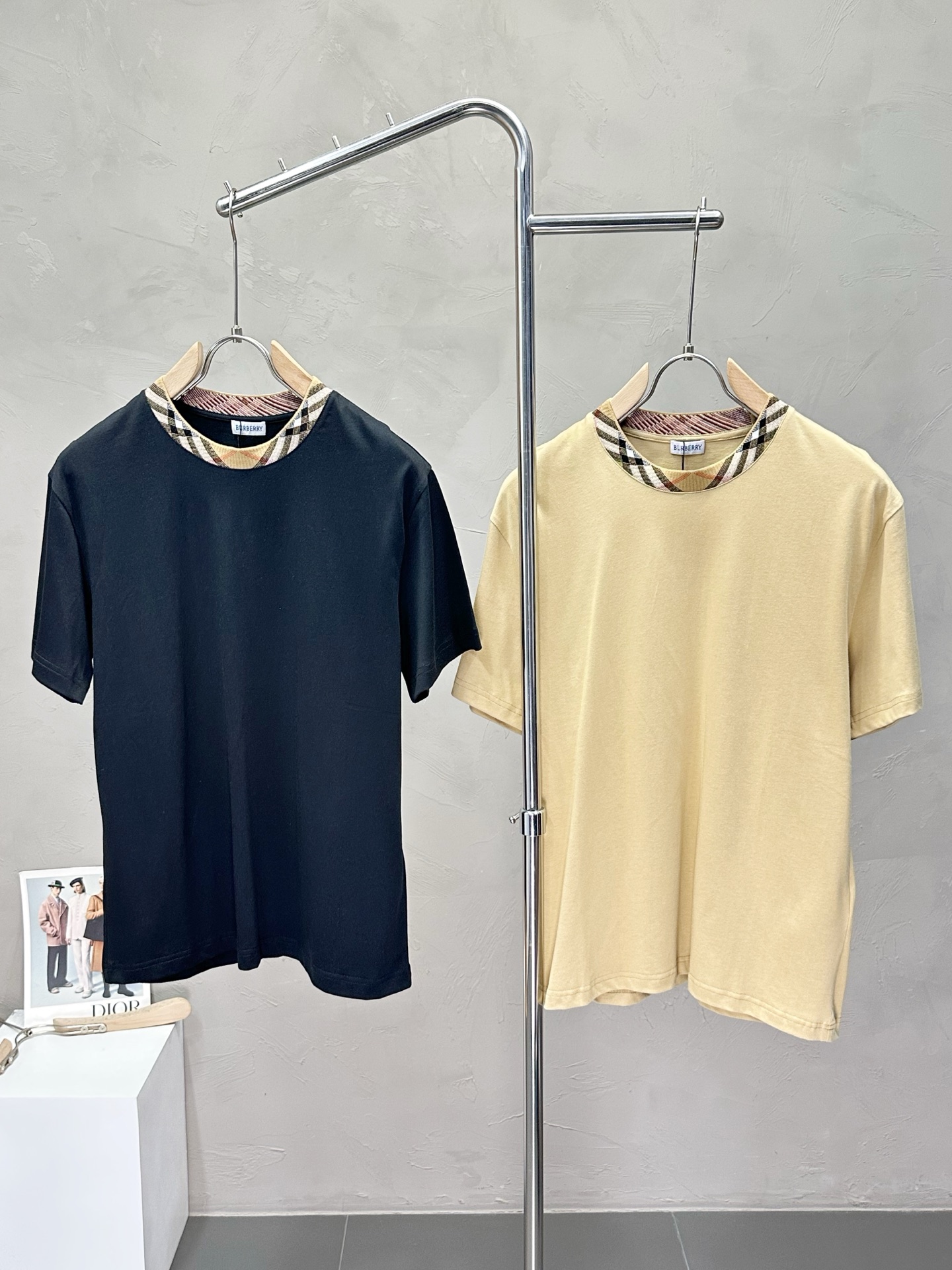 NO:451732,.Burberry Burberry exclusively offers new original single men's casual short sleeves, high-end customization, high-end version, fashionable and versatile imported fabric, super soft and delicate, skin-friendly and comfortable to wear, high-end boutique, OEM, fine production, very good for the upper body, men's essential items, three standards, M-3XL,,burberry,burberry,T-shirt,alexander wang19860909.Burberry巴宝莉独家专供新款原单男士休闲短袖 高端定制 高端版本 时尚百搭爆款进口面料 手感超柔软细腻 穿着亲肤舒适 高端精品 代工厂精细做上身非常赞 男士必备单品 三标齐全 码数M-3XL,,burberry,burberry,T-shirt,alexander wang,Men's clothing