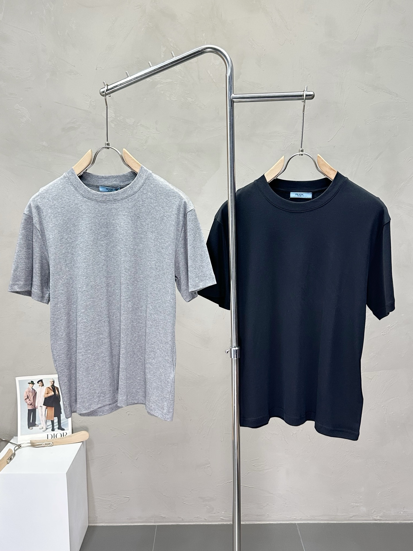 NO:451741,.Prada exclusively offers new original single men's casual short sleeves, high-end customization, high-end version, fashionable and versatile imported fabric, super soft and delicate, skin-friendly and comfortable to wear, high-end boutique, OEM, fine production, very good for the upper body, men's essential items, three standards, M-3XL,,prada,prada,T-shirt,alexander wang19860909.Prada普拉达独家专供新款原单男士休闲短袖 高端定制 高端版本 时尚百搭爆款进口面料 手感超柔软细腻 穿着亲肤舒适 高端精品 代工厂精细做上身非常赞 男士必备单品 三标齐全 码数M-3XL,,prada,prada,T-shirt,alexander wang,Men's clothing