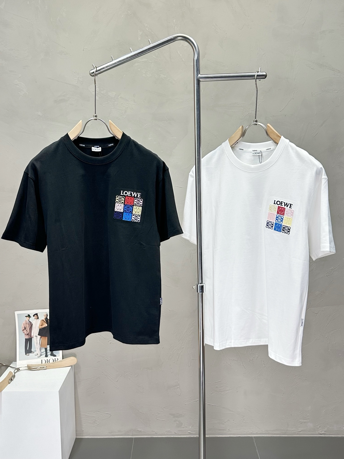 NO:422780,.LOEWE exclusively offers new original single men's casual short sleeves, high-end customization, high-end version, fashionable and versatile imported fabric, super soft and delicate, skin-friendly and comfortable to wear, high-end boutique, OEM, fine-made top body, very good, men's essential items, three standards, code M-3XL,,loewe,loewe,T-shirt,alexander wang19860909.LOEWE罗意威独家专供新款原单男士休闲短袖 高端定制 高版本 时尚百搭爆款进口面料 手感超柔软细腻 穿着亲肤舒适 高端精品 代工厂精细做上身非常赞 男士必备单品 三标齐全 码数M-3XL,,loewe,loewe,T-shirt,alexander wang,Men's clothing