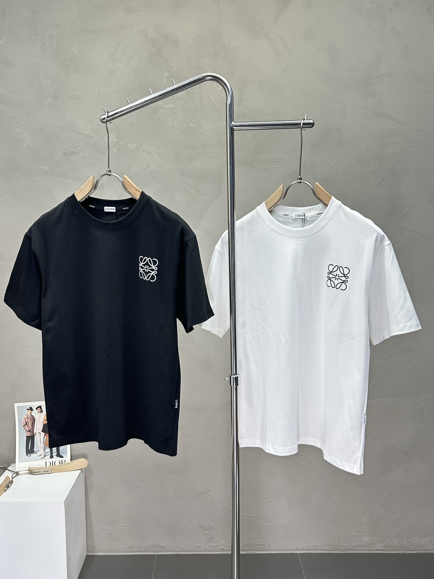 NO:447891,.LOEWE exclusively offers new original single men's casual short sleeves, high-end customization, high-end version, fashionable and versatile imported fabric, super soft and delicate, skin-friendly and comfortable to wear, high-end boutique, OEM, fine-made top body, very good, men's essential items, three standards, code M-3XL,,loewe,loewe,T-shirt,alexander wang19860909.LOEWE罗意威独家专供新款原单男士休闲短袖 高端定制 高版本 时尚百搭爆款进口面料 手感超柔软细腻 穿着亲肤舒适 高端精品 代工厂精细做上身非常赞 男士必备单品 三标齐全 码数M-3XL,,loewe,loewe,T-shirt,alexander wang,Men's clothing