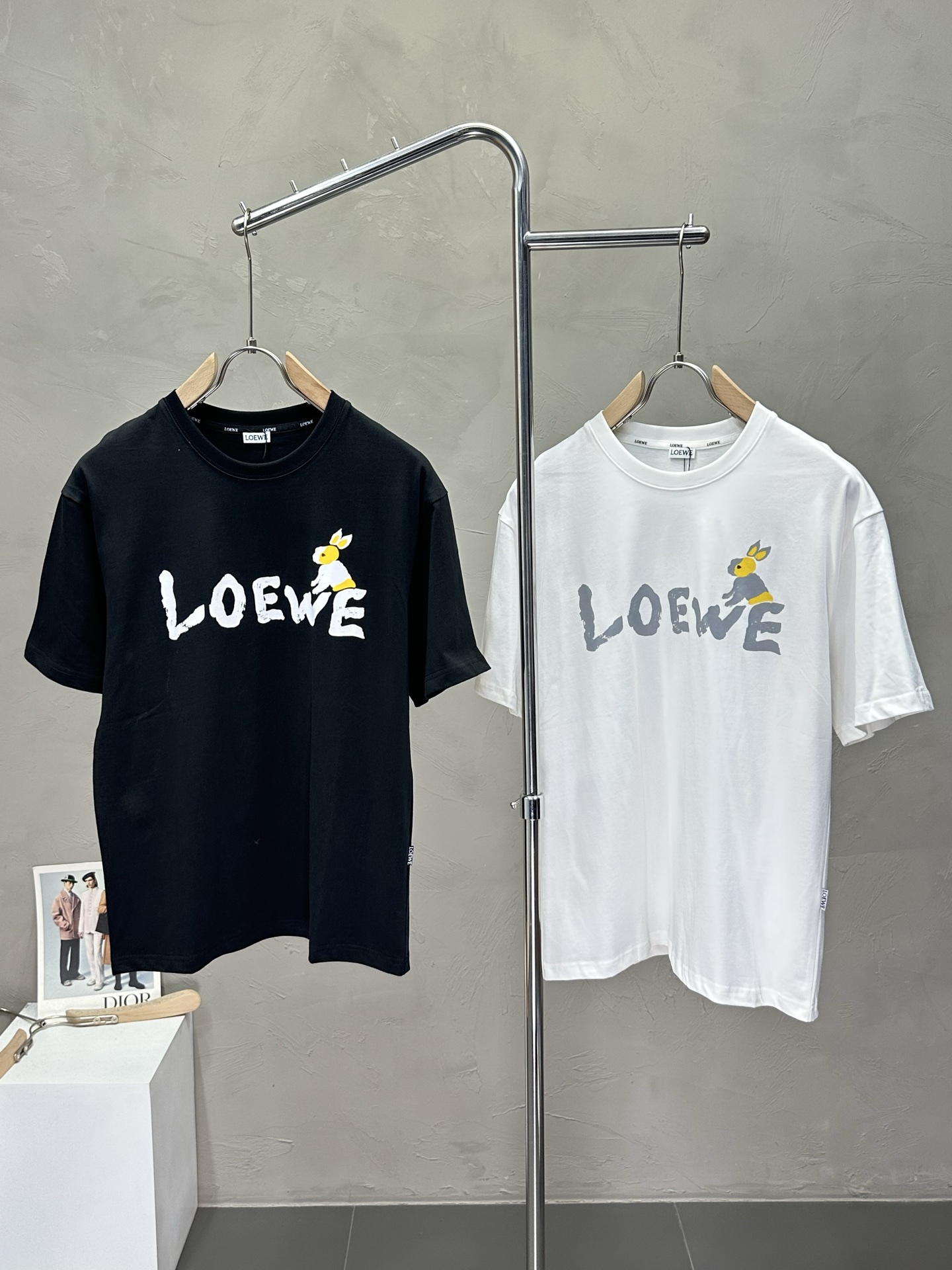 NO:426311,.LOEWE exclusively offers new original single men's casual short sleeves, high-end customization, high-end version, fashionable and versatile imported fabric, super soft and delicate, skin-friendly and comfortable to wear, high-end boutique, OEM, fine-made top body, very good, men's essential items, three standards, code M-3XL,,loewe,loewe,T-shirt,alexander wang19860909.LOEWE罗意威独家专供新款原单男士休闲短袖 高端定制 高版本 时尚百搭爆款进口面料 手感超柔软细腻 穿着亲肤舒适 高端精品 代工厂精细做上身非常赞 男士必备单品 三标齐全 码数M-3XL,,loewe,loewe,T-shirt,alexander wang,Men's clothing