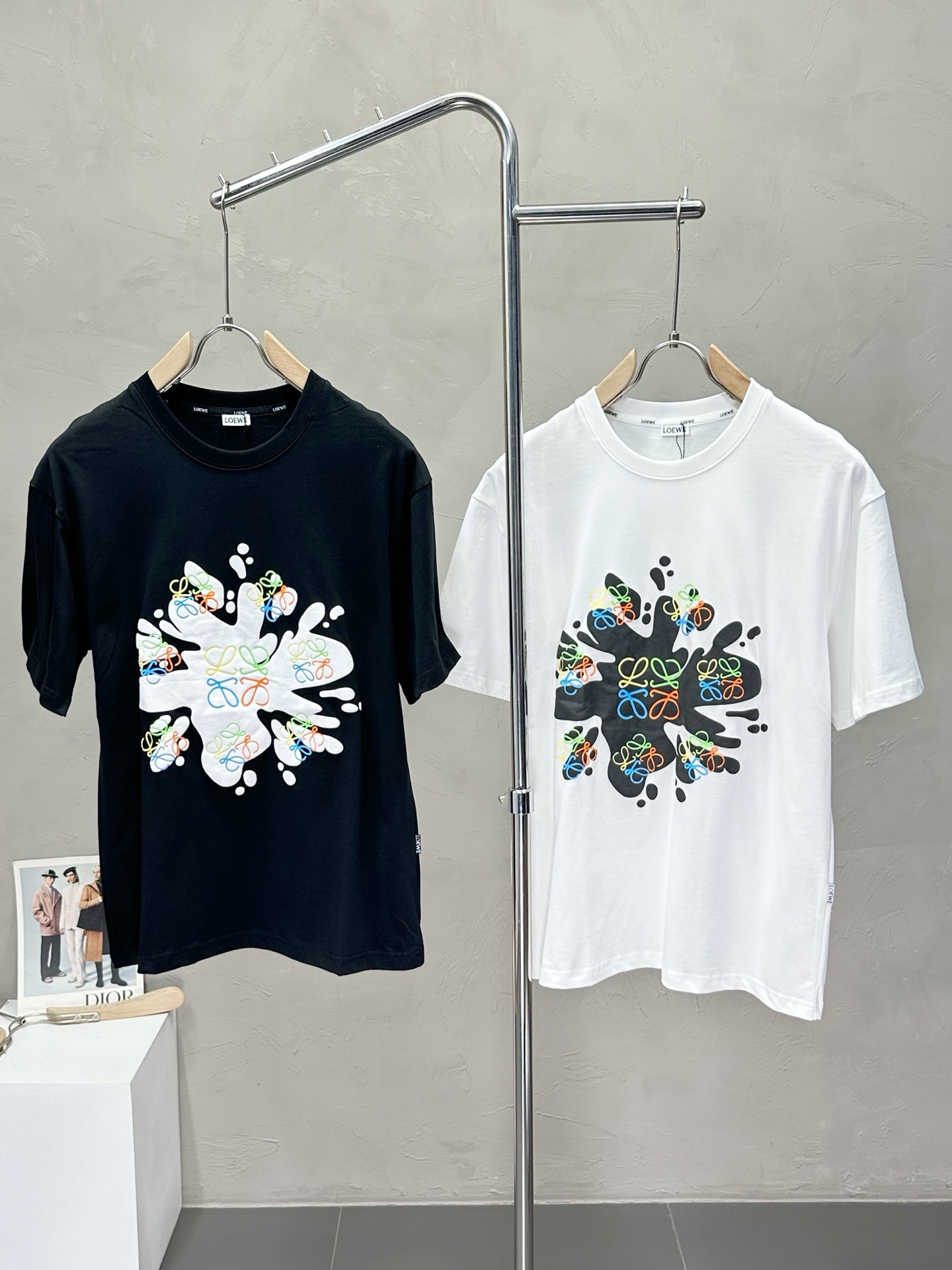 NO:428594,.LOEWE exclusively offers new original single men's casual short sleeves, high-end customization, high-end version, fashionable and versatile imported fabric, super soft and delicate, skin-friendly and comfortable to wear, high-end boutique, OEM, fine-made top body, very good, men's essential items, three standards, code M-3XL,,loewe,loewe,T-shirt,alexander wang19860909.LOEWE罗意威独家专供新款原单男士休闲短袖 高端定制 高版本 时尚百搭爆款进口面料 手感超柔软细腻 穿着亲肤舒适 高端精品 代工厂精细做上身非常赞 男士必备单品 三标齐全 码数M-3XL,,loewe,loewe,T-shirt,alexander wang,Men's clothing