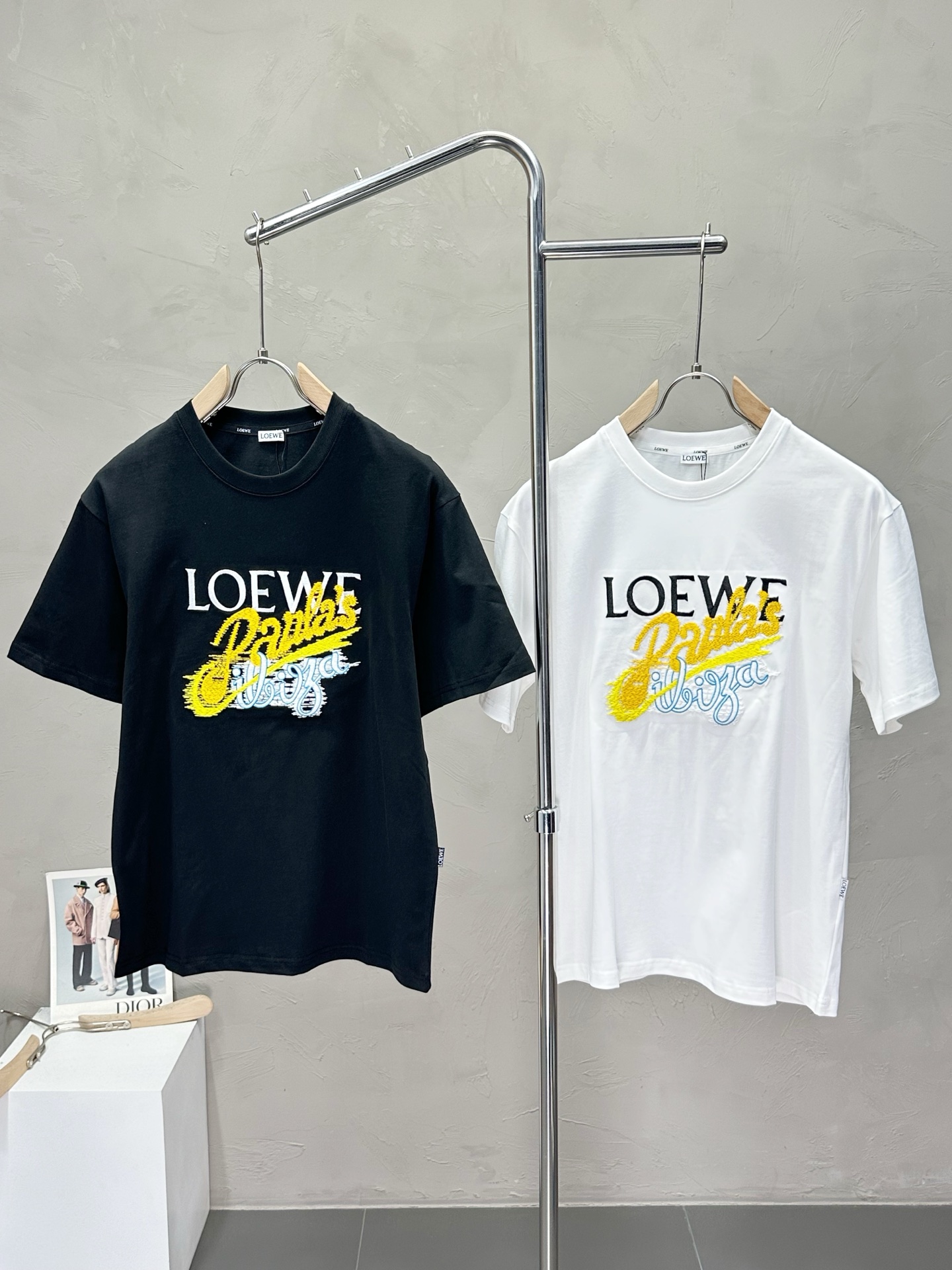 NO:447876,.LOEWE exclusively offers new original single men's casual short sleeves, high-end customization, high-end version, fashionable and versatile imported fabric, super soft and delicate, skin-friendly and comfortable to wear, high-end boutique, OEM, fine-made top body, very good, men's essential items, three standards, code M-3XL,,loewe,loewe,T-shirt,alexander wang19860909.LOEWE罗意威独家专供新款原单男士休闲短袖 高端定制 高版本 时尚百搭爆款进口面料 手感超柔软细腻 穿着亲肤舒适 高端精品 代工厂精细做上身非常赞 男士必备单品 三标齐全 码数M-3XL,,loewe,loewe,T-shirt,alexander wang,Men's clothing