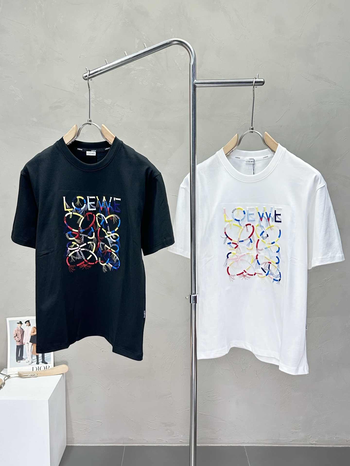 NO:447860,.LOEWE exclusively offers new original single men's casual short sleeves, high-end customization, high-end version, fashionable and versatile imported fabric, super soft and delicate, skin-friendly and comfortable to wear, high-end boutique, OEM, fine-made top body, very good, men's essential items, three standards, code M-3XL,,loewe,loewe,T-shirt,alexander wang19860909.LOEWE罗意威独家专供新款原单男士休闲短袖 高端定制 高版本 时尚百搭爆款进口面料 手感超柔软细腻 穿着亲肤舒适 高端精品 代工厂精细做上身非常赞 男士必备单品 三标齐全 码数M-3XL,,loewe,loewe,T-shirt,alexander wang,Men's clothing