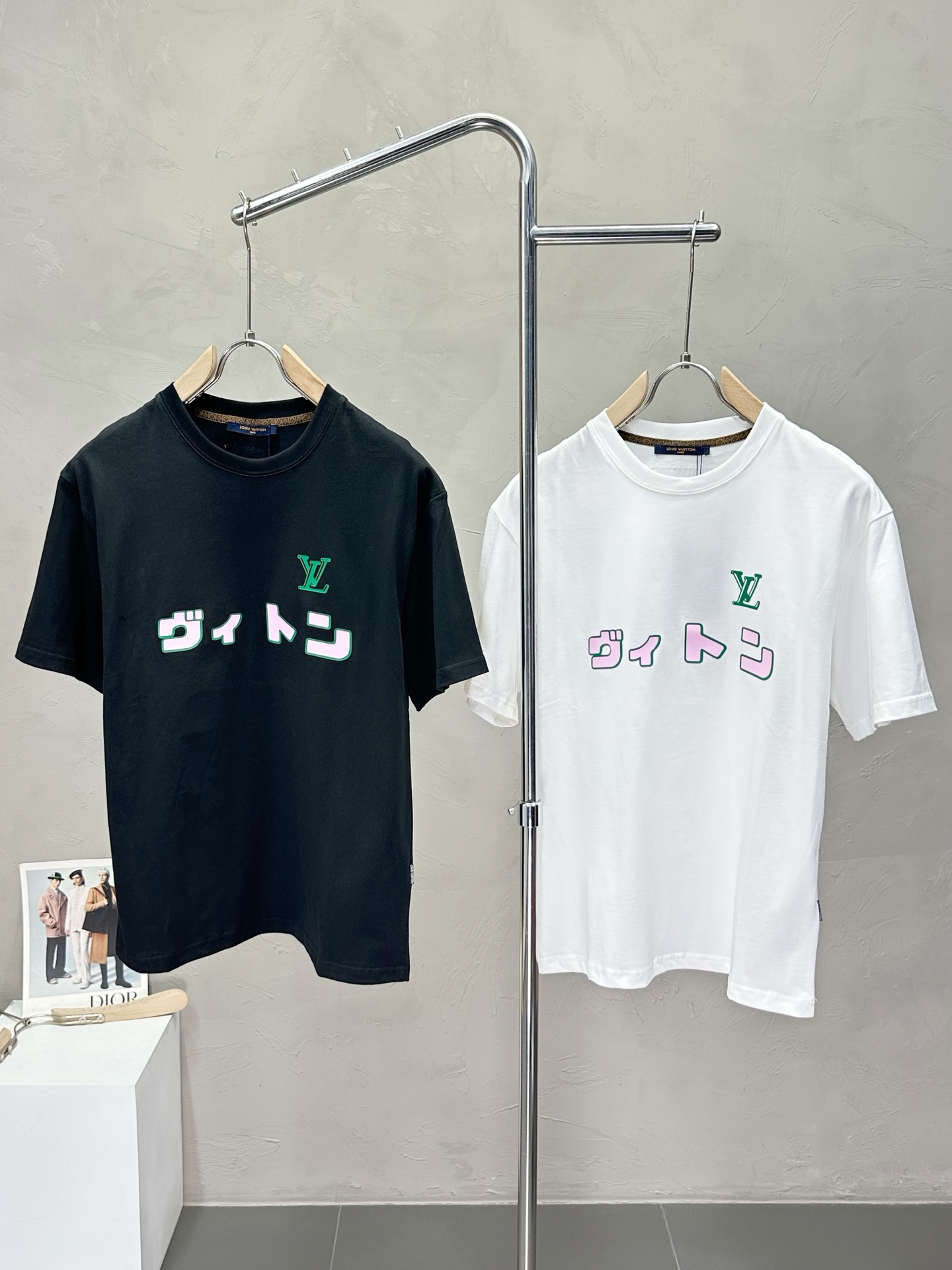 NO:428584,.Louis Vuitton exclusively offers new original single men's casual short sleeves, high-end customization, high-end version, fashionable and versatile imported fabric, super soft and delicate, skin-friendly and comfortable to wear, high-end boutique, OEM, fine-made top body, very good, men's essential items, three standards, complete code M-3XL,,louis vuitton,louis vuitton,T-shirt,alexander wang19860909.Louis Vuitton路易威登独家专供新款原单男士休闲短袖 高端定制 高版本 时尚百搭爆款进口面料 手感超柔软细腻 穿着亲肤舒适 高端精品 代工厂精细做上身非常赞 男士必备单品 三标齐全 码数M-3XL,,louis vuitton,louis vuitton,T-shirt,alexander wang,Men's clothing