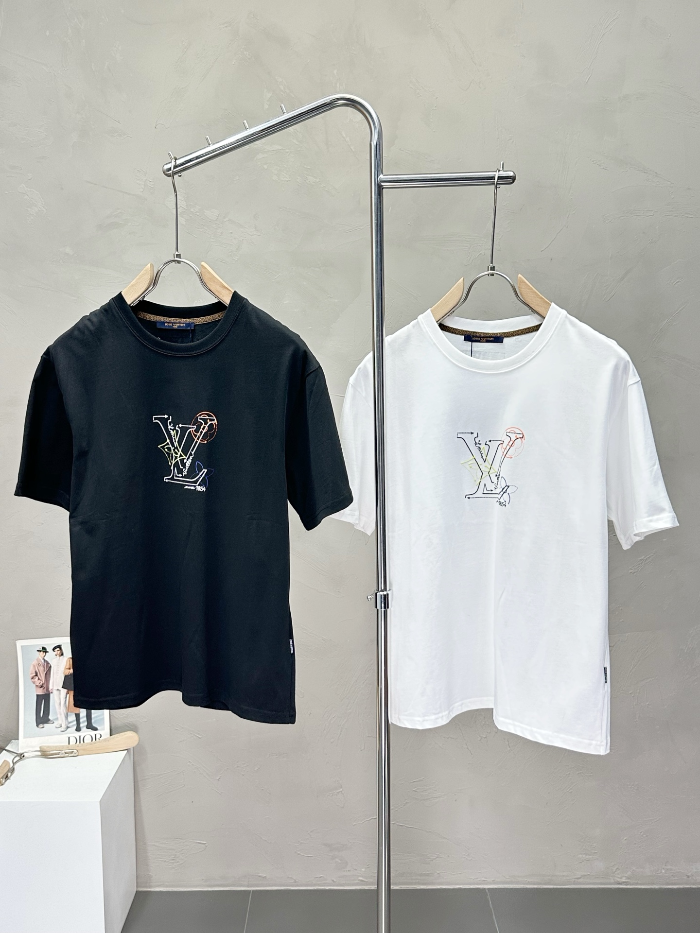 NO:426289,.Louis Vuitton exclusively offers new original single men's casual short sleeves, high-end customization, high-end version, fashionable and versatile imported fabric, super soft and delicate, skin-friendly and comfortable to wear, high-end boutique, OEM, fine-made top body, very good, men's essential items, three standards, complete code M-3XL,,louis vuitton,louis vuitton,T-shirt,alexander wang19860909.Louis Vuitton路易威登独家专供新款原单男士休闲短袖 高端定制 高版本 时尚百搭爆款进口面料 手感超柔软细腻 穿着亲肤舒适 高端精品 代工厂精细做上身非常赞 男士必备单品 三标齐全 码数M-3XL,,louis vuitton,louis vuitton,T-shirt,alexander wang,Men's clothing