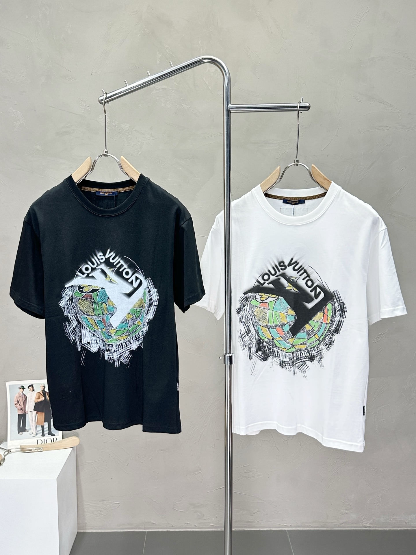 NO:439247,.Louis Vuitton exclusively offers new original single men's casual short sleeves, high-end customization, high-end version, fashionable and versatile imported fabric, super soft and delicate, skin-friendly and comfortable to wear, high-end boutique, OEM, fine-made top body, very good, men's essential items, three standards, complete code M-3XL,,louis vuitton,louis vuitton,T-shirt,alexander wang19860909.Louis Vuitton路易威登独家专供新款原单男士休闲短袖 高端定制 高版本 时尚百搭爆款进口面料 手感超柔软细腻 穿着亲肤舒适 高端精品 代工厂精细做上身非常赞 男士必备单品 三标齐全 码数M-3XL,,louis vuitton,louis vuitton,T-shirt,alexander wang,Men's clothing