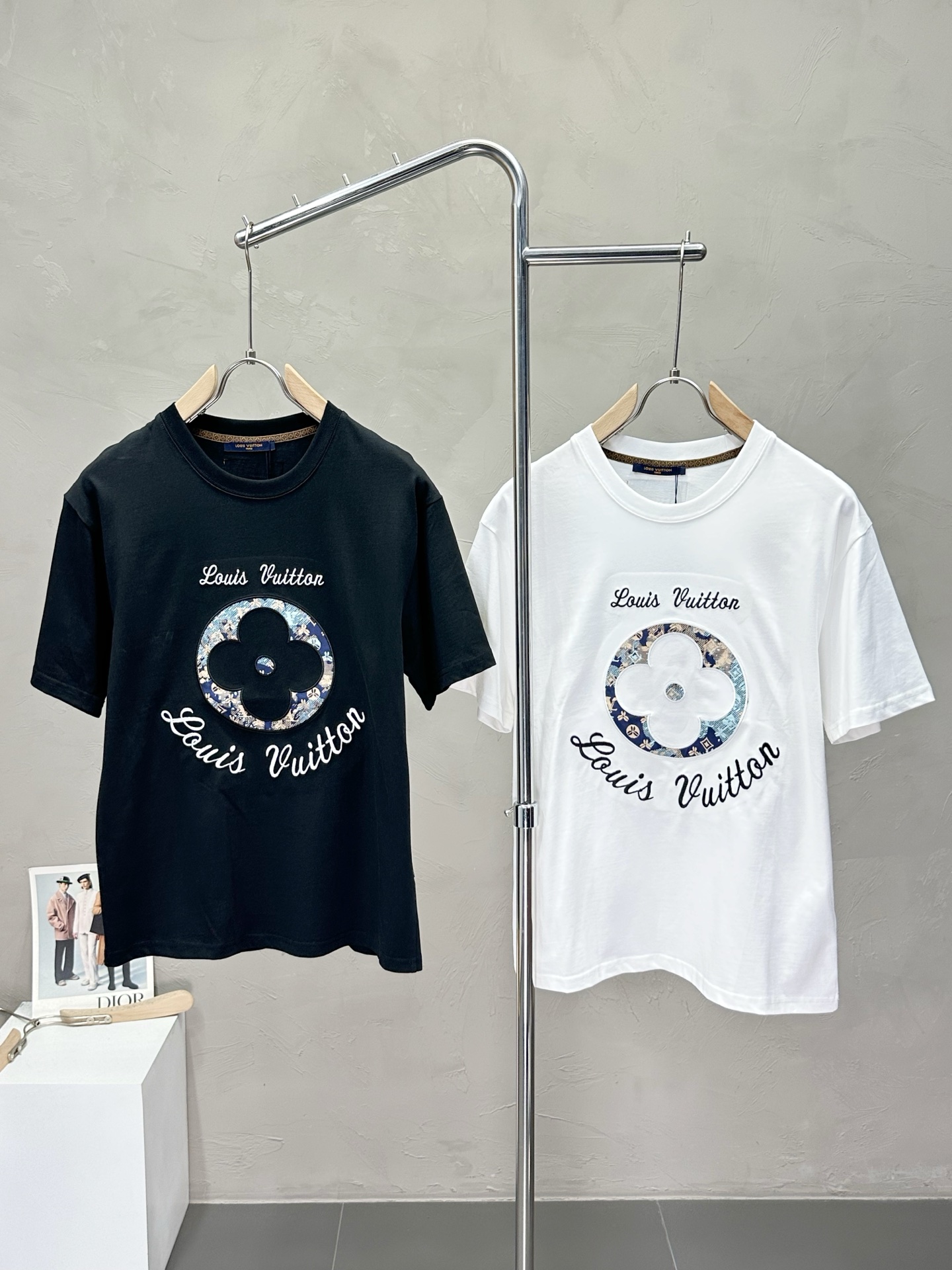 NO:430685,.Louis Vuitton exclusively offers new original single men's casual short sleeves, high-end customization, high-end version, fashionable and versatile imported fabric, super soft and delicate, skin-friendly and comfortable to wear, high-end boutique, OEM, fine-made top body, very good, men's essential items, three standards, complete code M-3XL,,louis vuitton,louis vuitton,T-shirt,alexander wang19860909.Louis Vuitton路易威登独家专供新款原单男士休闲短袖 高端定制 高版本 时尚百搭爆款进口面料 手感超柔软细腻 穿着亲肤舒适 高端精品 代工厂精细做上身非常赞 男士必备单品 三标齐全 码数M-3XL,,louis vuitton,louis vuitton,T-shirt,alexander wang,Men's clothing