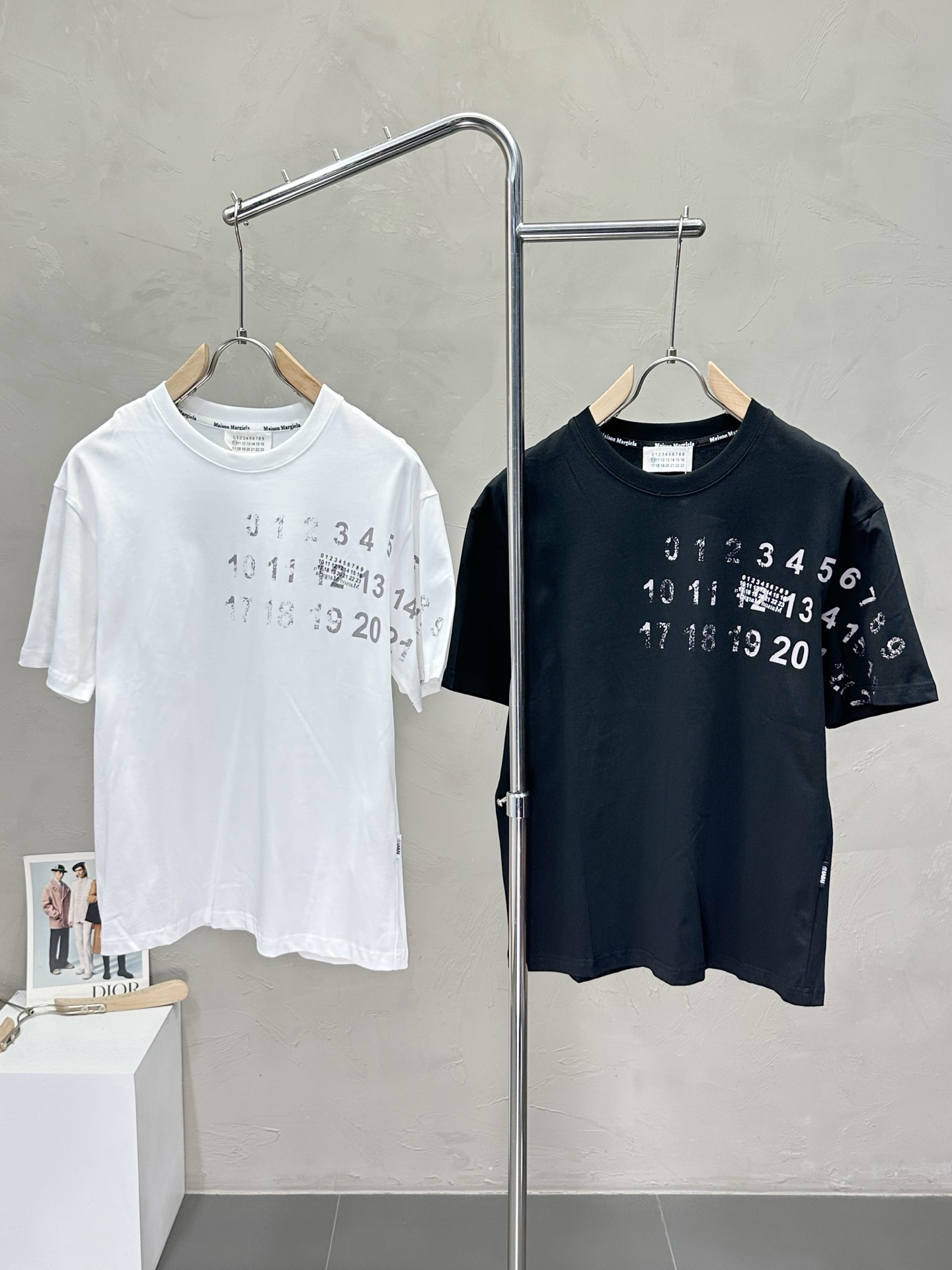 NO:439236,.Maison Margiela Mason Margiela MM6 exclusively offers new original single men's casual short sleeves, high-end customization, high-end version, fashionable and versatile imported fabric, super soft and delicate, skin-friendly and comfortable to wear, high-end boutique, OEM factory fine-made top body is very good, men's essential items, three standards, code M-3XL,,masion margiela,masion margiela,T-shirt,alexander wang19860909.Maison Margiela梅森马吉拉MM6独家专供新款原单男士休闲短袖 高端定制 高版本 时尚百搭爆款进口面料 手感超柔软细腻 穿着亲肤舒适 高端精品 代工厂精细做上身非常赞 男士必备单品 三标齐全 码数M-3XL,,masion margiela,masion margiela,T-shirt,alexander wang,Men's clothing