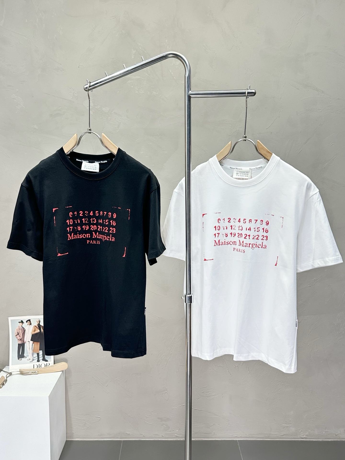 NO:426295,.Maison Margiela Mason Margiela MM6 exclusively offers new original single men's casual short sleeves, high-end customization, high-end version, fashionable and versatile imported fabric, super soft and delicate, skin-friendly and comfortable to wear, high-end boutique, OEM factory fine-made top body is very good, men's essential items, three standards, code M-3XL,,masion margiela,masion margiela,T-shirt,alexander wang19860909.Maison Margiela梅森马吉拉MM6独家专供新款原单男士休闲短袖 高端定制 高版本 时尚百搭爆款进口面料 手感超柔软细腻 穿着亲肤舒适 高端精品 代工厂精细做上身非常赞 男士必备单品 三标齐全 码数M-3XL,,masion margiela,masion margiela,T-shirt,alexander wang,Men's clothing