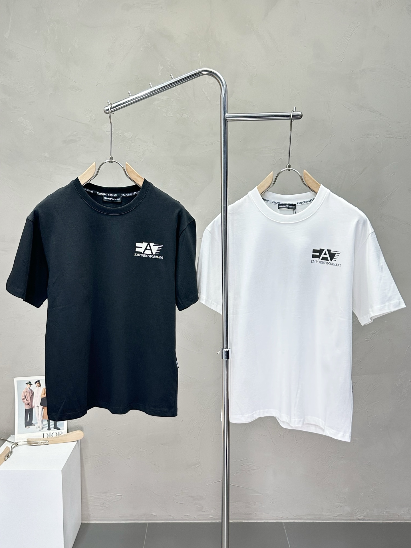 NO:439228,.ARMANI Armani exclusively offers new original single men's casual short sleeves, high-end customization, high-end version, fashionable and versatile imported fabric, super soft and delicate, skin-friendly and comfortable to wear, high-end boutique, OEM, fine-made top body, very good, men's essential items, three standards, code M-3XL,,armani,armani,T-shirt,alexander wang19860909.ARMANI阿玛尼独家专供新款原单男士休闲短袖 高端定制 高版本 时尚百搭爆款进口面料 手感超柔软细腻 穿着亲肤舒适 高端精品 代工厂精细做上身非常赞 男士必备单品 三标齐全 码数M-3XL,,armani,armani,T-shirt,alexander wang,Men's clothing