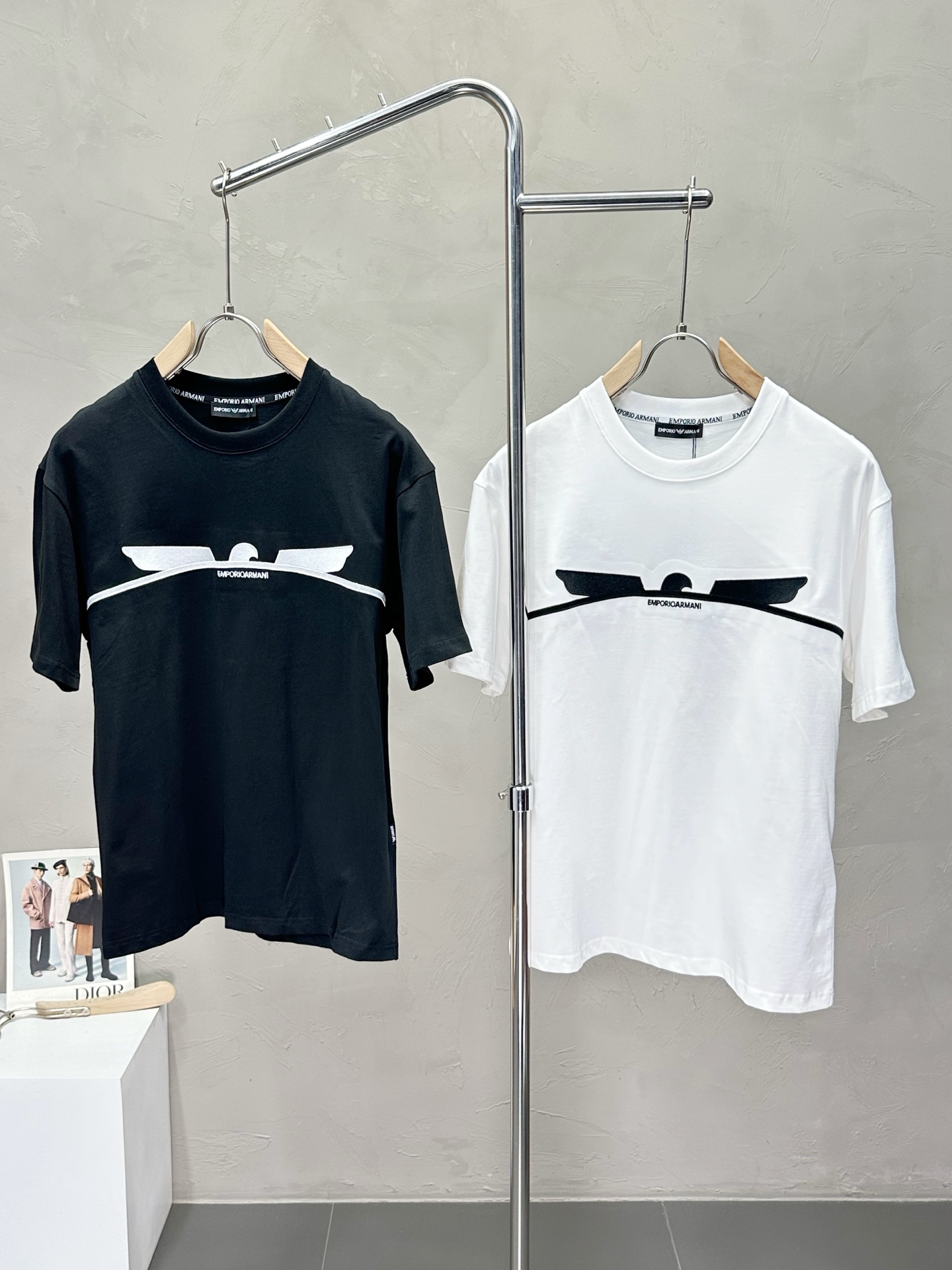 NO:426265,.ARMANI Armani exclusively offers new original single men's casual short sleeves, high-end customization, high-end version, fashionable and versatile imported fabric, super soft and delicate, skin-friendly and comfortable to wear, high-end boutique, OEM, fine-made top body, very good, men's essential items, three standards, code M-3XL,,armani,armani,T-shirt,alexander wang19860909.ARMANI阿玛尼独家专供新款原单男士休闲短袖 高端定制 高版本 时尚百搭爆款进口面料 手感超柔软细腻 穿着亲肤舒适 高端精品 代工厂精细做上身非常赞 男士必备单品 三标齐全 码数M-3XL,,armani,armani,T-shirt,alexander wang,Men's clothing