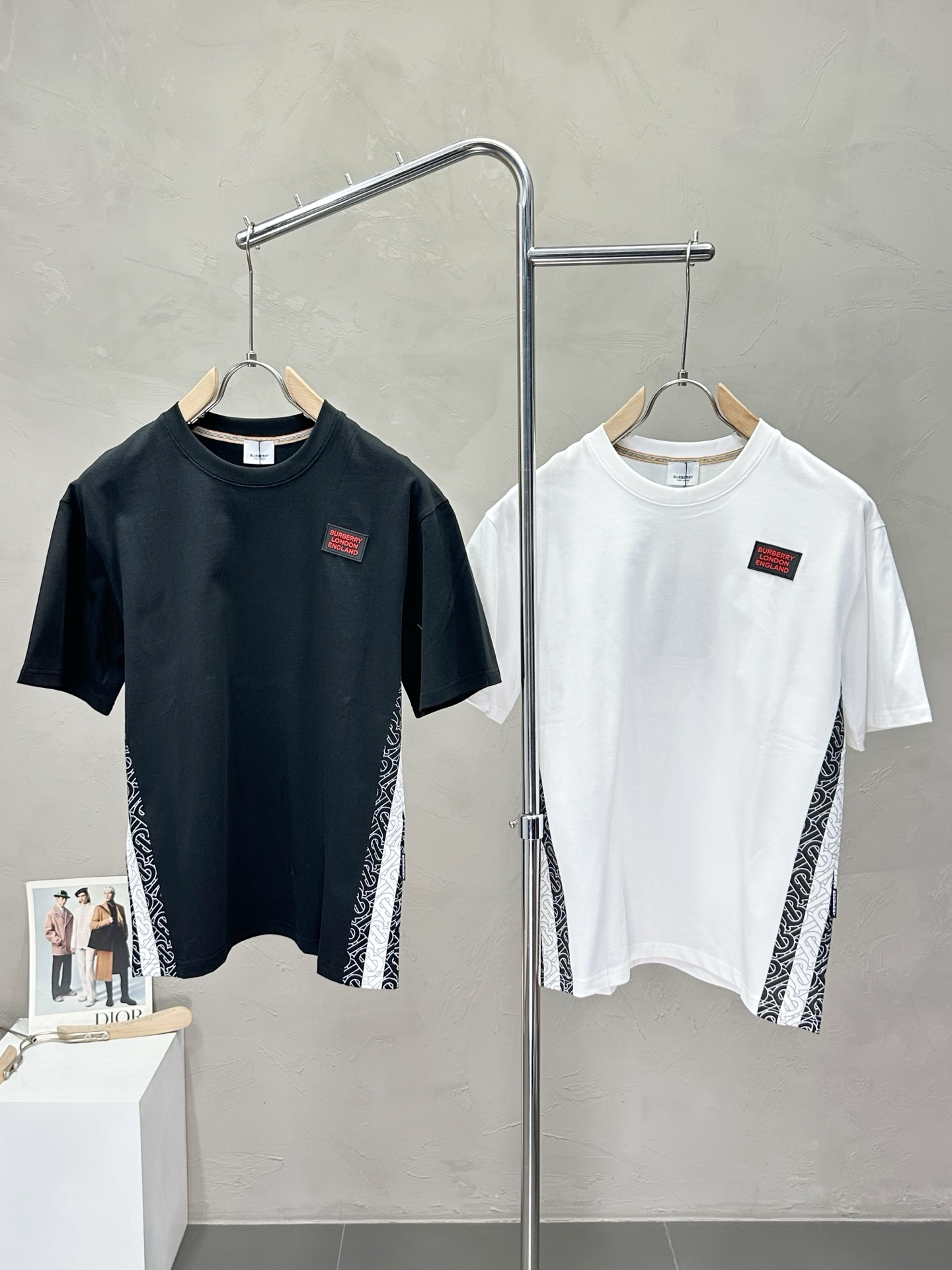 NO:426253,.Burberry Burberry exclusively offers new original single men's casual short sleeves, high-end customization, high-end version, fashionable and versatile imported fabric, super soft and delicate, skin-friendly and comfortable to wear, high-end boutique, OEM, fine production, very good for the upper body, men's essential items, complete three standards, M-3XL,,burberry,burberry,T-shirt,alexander wang19860909.Burberry巴宝莉独家专供新款原单男士休闲短袖 高端定制 高版本 时尚百搭爆款进口面料 手感超柔软细腻 穿着亲肤舒适 高端精品 代工厂精细做上身非常赞 男士必备单品 三标齐全 码数M-3XL,,burberry,burberry,T-shirt,alexander wang,Men's clothing