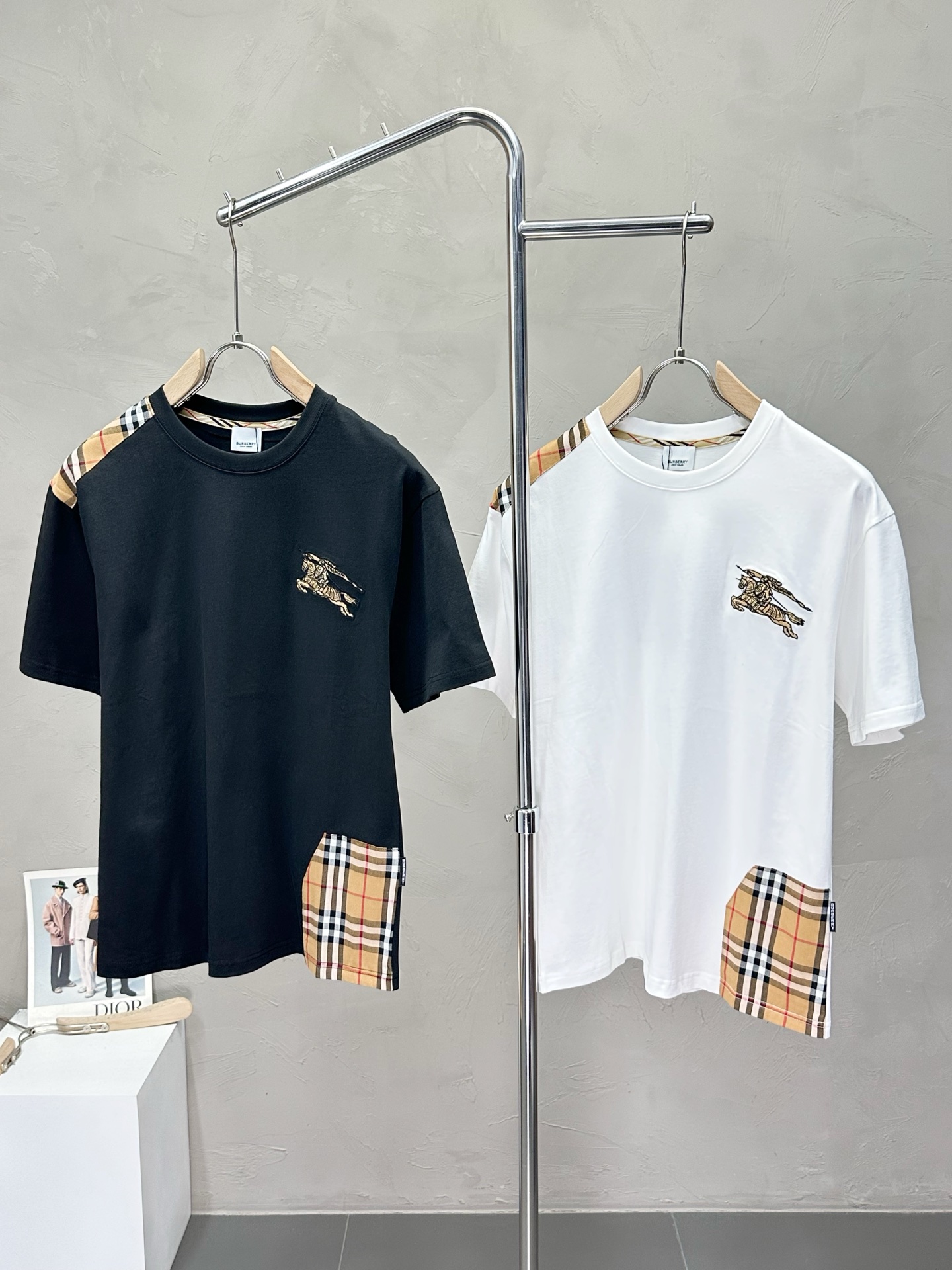 NO:428599,.Burberry Burberry exclusively offers new original single men's casual short sleeves, high-end customization, high-end version, fashionable and versatile imported fabric, super soft and delicate, skin-friendly and comfortable to wear, high-end boutique, OEM, fine production, very good for the upper body, men's essential items, complete three standards, M-3XL,,burberry,burberry,T-shirt,alexander wang19860909.Burberry巴宝莉独家专供新款原单男士休闲短袖 高端定制 高版本 时尚百搭爆款进口面料 手感超柔软细腻 穿着亲肤舒适 高端精品 代工厂精细做上身非常赞 男士必备单品 三标齐全 码数M-3XL,,burberry,burberry,T-shirt,alexander wang,Men's clothing