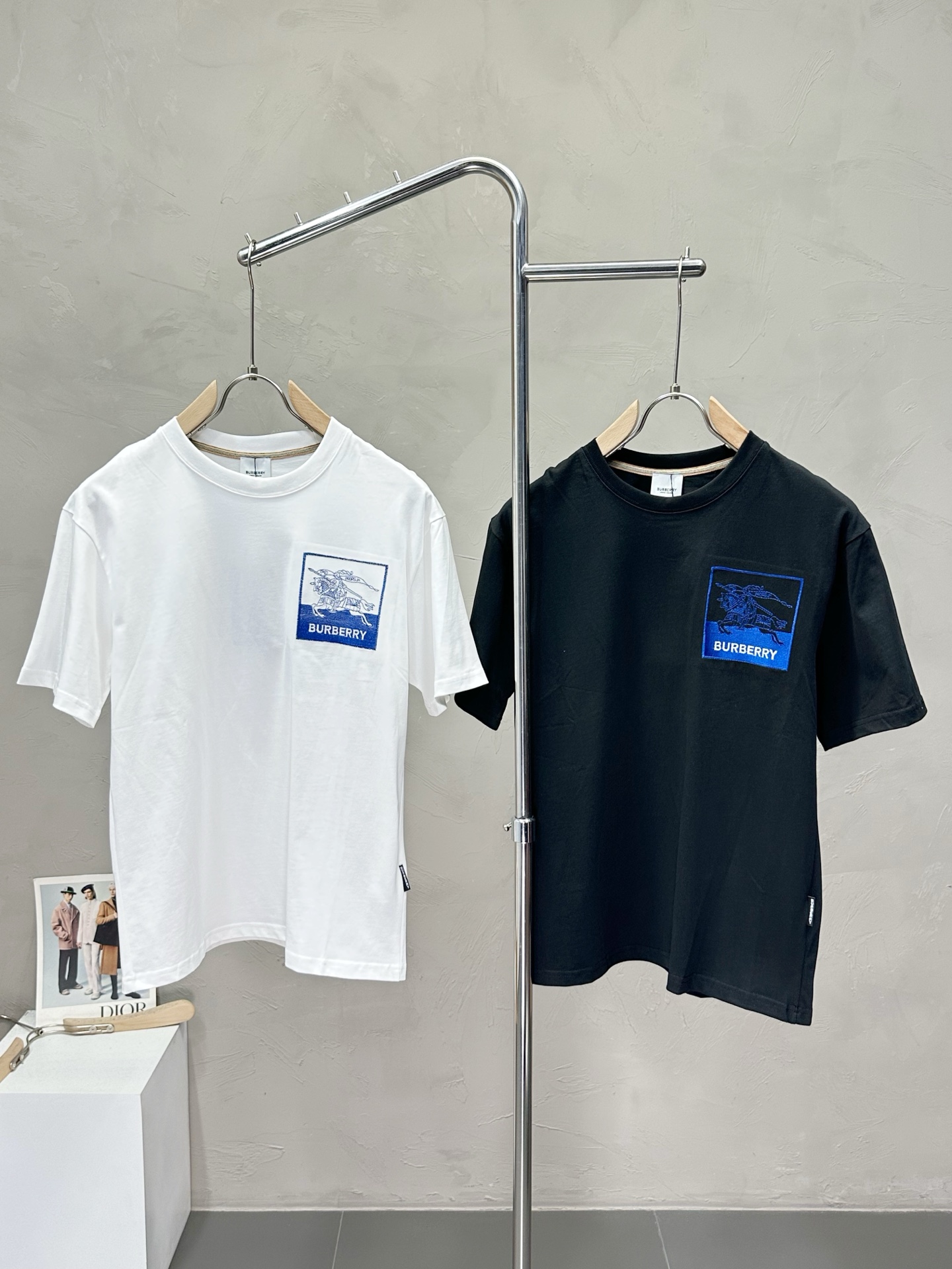 NO:439218,.Burberry Burberry exclusively offers new original single men's casual short sleeves, high-end customization, high-end version, fashionable and versatile imported fabric, super soft and delicate, skin-friendly and comfortable to wear, high-end boutique, OEM, fine production, very good for the upper body, men's essential items, complete three standards, M-3XL,,burberry,burberry,T-shirt,alexander wang19860909.Burberry巴宝莉独家专供新款原单男士休闲短袖 高端定制 高版本 时尚百搭爆款进口面料 手感超柔软细腻 穿着亲肤舒适 高端精品 代工厂精细做上身非常赞 男士必备单品 三标齐全 码数M-3XL,,burberry,burberry,T-shirt,alexander wang,Men's clothing