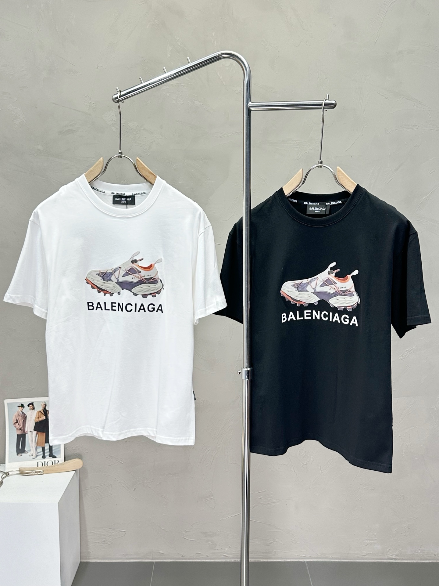 NO:428606,.BALENCIAGA exclusively offers new original single men's casual short sleeves, high-end customization, high-end version, fashionable and versatile imported fabric, super soft and delicate, skin-friendly and comfortable to wear, high-end boutique, OEM, fine-made top body, very good, men's essential items, three standards, code M-3XL,,balenciaga,balenciaga,T-shirt,alexander wang19860909.BALENCIAGA巴黎世家独家专供新款原单男士休闲短袖 高端定制 高版本 时尚百搭爆款进口面料 手感超柔软细腻 穿着亲肤舒适 高端精品 代工厂精细做上身非常赞 男士必备单品 三标齐全 码数M-3XL,,balenciaga,balenciaga,T-shirt,alexander wang,Men's clothing