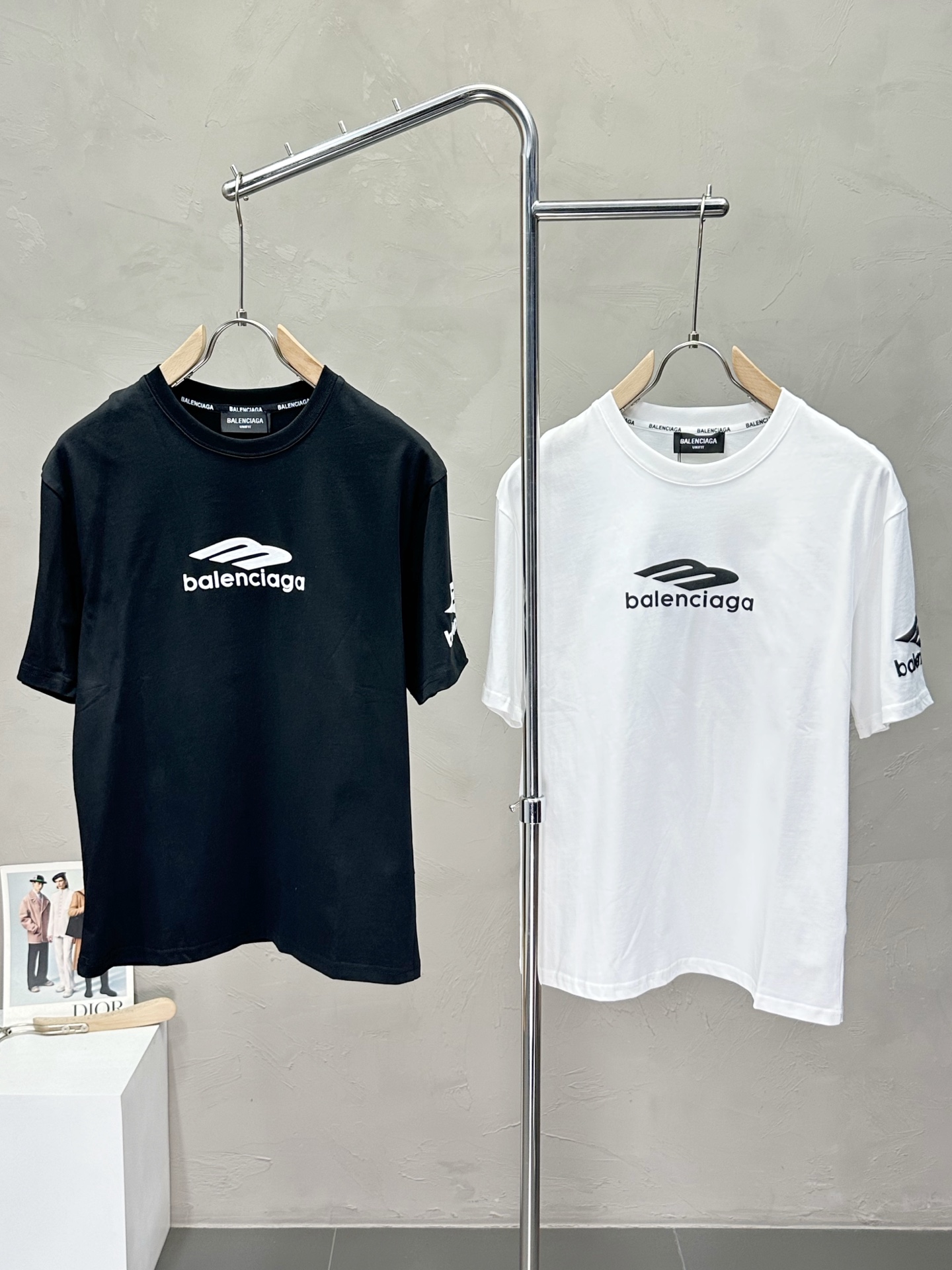 NO:439189,.BALENCIAGA exclusively offers new original single men's casual short sleeves, high-end customization, high-end version, fashionable and versatile imported fabric, super soft and delicate, skin-friendly and comfortable to wear, high-end boutique, OEM, fine-made top body, very good, men's essential items, three standards, code M-3XL,,balenciaga,balenciaga,T-shirt,alexander wang19860909.BALENCIAGA巴黎世家独家专供新款原单男士休闲短袖 高端定制 高版本 时尚百搭爆款进口面料 手感超柔软细腻 穿着亲肤舒适 高端精品 代工厂精细做上身非常赞 男士必备单品 三标齐全 码数M-3XL,,balenciaga,balenciaga,T-shirt,alexander wang,Men's clothing