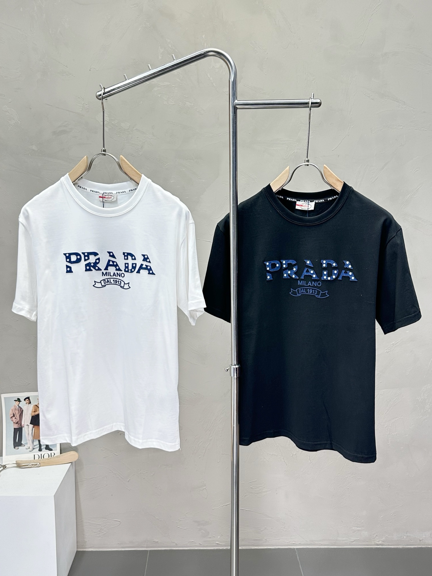 NO:439175,.Prada exclusively offers new original single men's casual short sleeves, high-end customization, high-end version, fashionable and versatile imported fabric, super soft and delicate, skin-friendly and comfortable to wear, high-end boutique, OEM, fine production, very good for the upper body, men's essential items, complete three standards, M-3XL,,prada,prada,T-shirt,alexander wang19860909.Prada普拉达独家专供新款原单男士休闲短袖 高端定制 高版本 时尚百搭爆款进口面料 手感超柔软细腻 穿着亲肤舒适 高端精品 代工厂精细做上身非常赞 男士必备单品 三标齐全 码数M-3XL,,prada,prada,T-shirt,alexander wang,Men's clothing