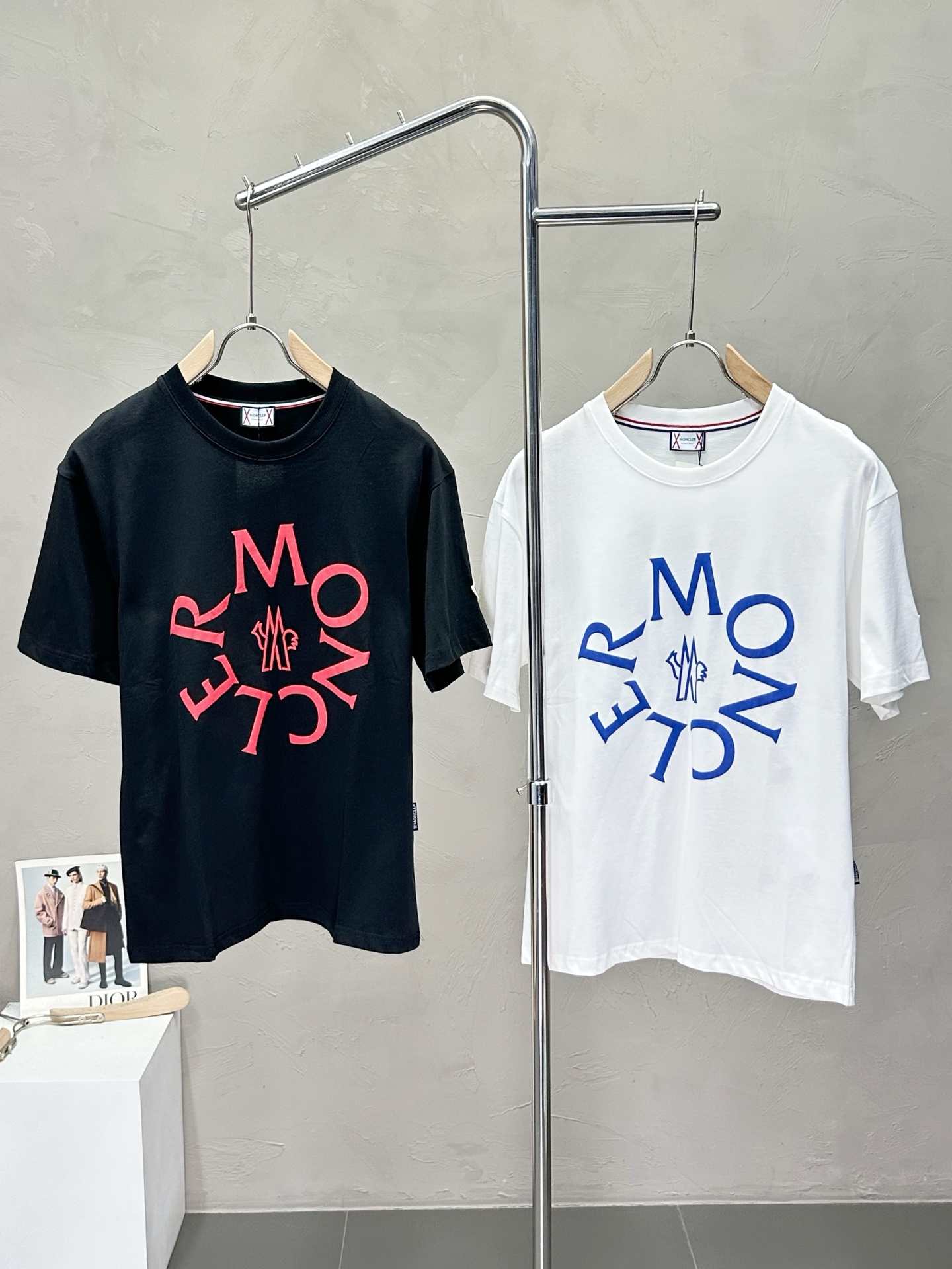 NO:428615,.Moncler mask exclusively provides new original single men's casual short sleeves, high-end customization, high-end version, fashionable and versatile imported fabric, super soft and delicate, skin-friendly and comfortable to wear, high-end boutique, OEM factory fine-made top body, very good men's essential items, three standards, code M-3XL,,Moncler, T-shirt, alexander wang19860909.Moncler蒙口独家专供新款原单男士休闲短袖 高端定制 高版本 时尚百搭爆款进口面料 手感超柔软细腻 穿着亲肤舒适 高端精品 代工厂精细做上身非常赞 男士必备单品 三标齐全 码数M-3XL,,Moncler,T-shirt,alexander wang,Men's clothing