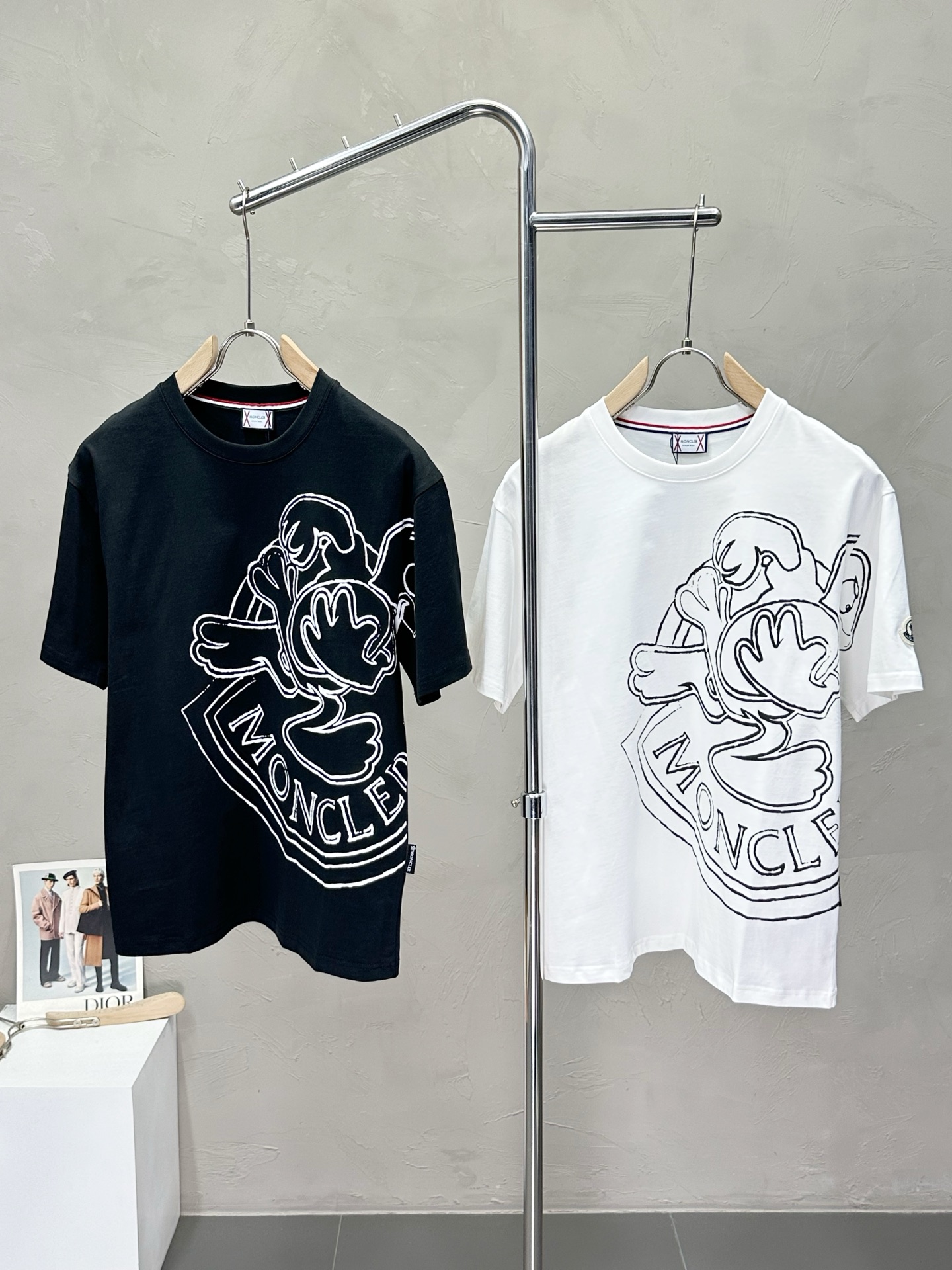 NO:439226,.Moncler mask exclusively provides new original single men's casual short sleeves, high-end customization, high-end version, fashionable and versatile imported fabric, super soft and delicate, skin-friendly and comfortable to wear, high-end boutique, OEM factory fine-made top body, very good men's essential items, three standards, code M-3XL,,Moncler, T-shirt, alexander wang19860909.Moncler蒙口独家专供新款原单男士休闲短袖 高端定制 高版本 时尚百搭爆款进口面料 手感超柔软细腻 穿着亲肤舒适 高端精品 代工厂精细做上身非常赞 男士必备单品 三标齐全 码数M-3XL,,Moncler,T-shirt,alexander wang,Men's clothing