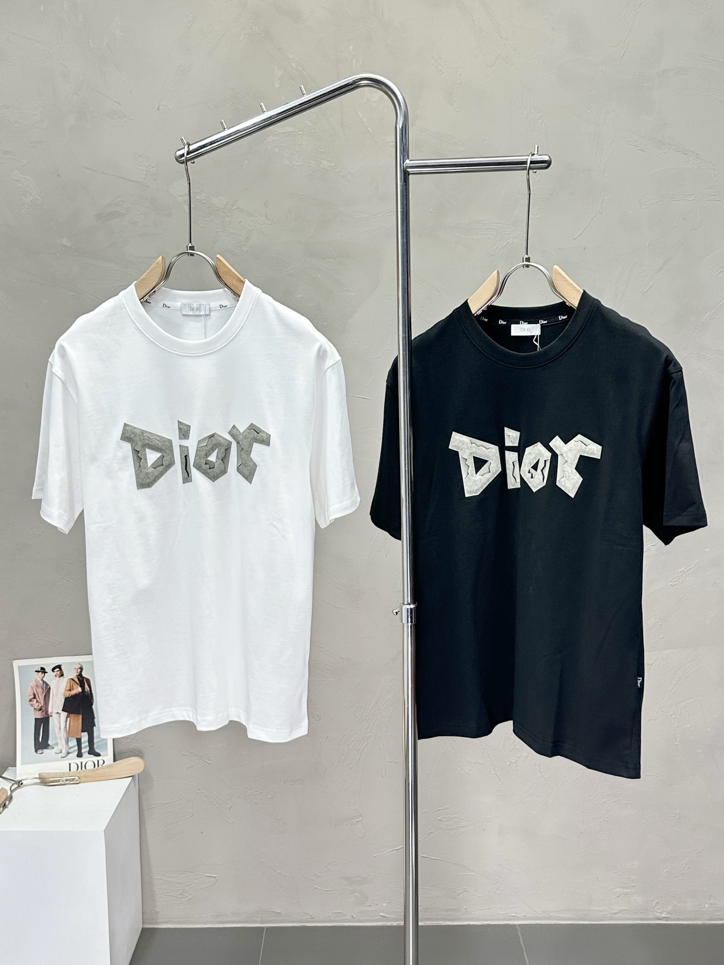 NO:439214,.Dior exclusively offers new original single men's casual short sleeves, high-end customization, high-end version, fashionable and versatile imported fabric, super soft and delicate, skin-friendly and comfortable to wear, high-end boutique, OEM, fine production, very good for the top body, men's essential items, three standards, M-3XL,,dior,dior,T-shirt,alexander wang19860909.Dior迪奥独家专供新款原单男士休闲短袖 高端定制 高版本 时尚百搭爆款进口面料 手感超柔软细腻 穿着亲肤舒适 高端精品 代工厂精细做上身非常赞 男士必备单品 三标齐全 码数M-3XL,,dior,dior,T-shirt,alexander wang,Men's clothing