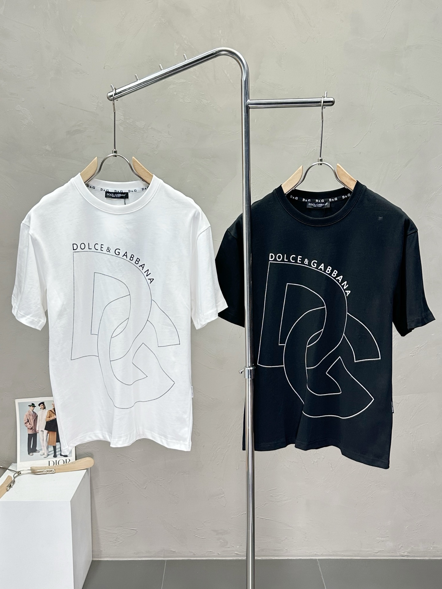 NO:428623,.Dolce & Gabbana exclusively offers new original single men's casual short sleeves, high-end customization, high-end version, fashionable and versatile imported fabric, super soft and delicate, skin-friendly and comfortable to wear, high-end boutique, OEM, fine-made top body, very good, men's essential items, three standards, complete code M-3XL,,Dolce & Gabbana, Dolce & Gabbana, T-shirt, alexander wang19860909.Dolce&Gabbana杜嘉班纳独家专供新款原单男士休闲短袖 高端定制 高版本 时尚百搭爆款进口面料 手感超柔软细腻 穿着亲肤舒适 高端精品 代工厂精细做上身非常赞 男士必备单品 三标齐全 码数M-3XL,,Dolce&Gabbana,Dolce&Gabbana,T-shirt,alexander wang,Men's clothing