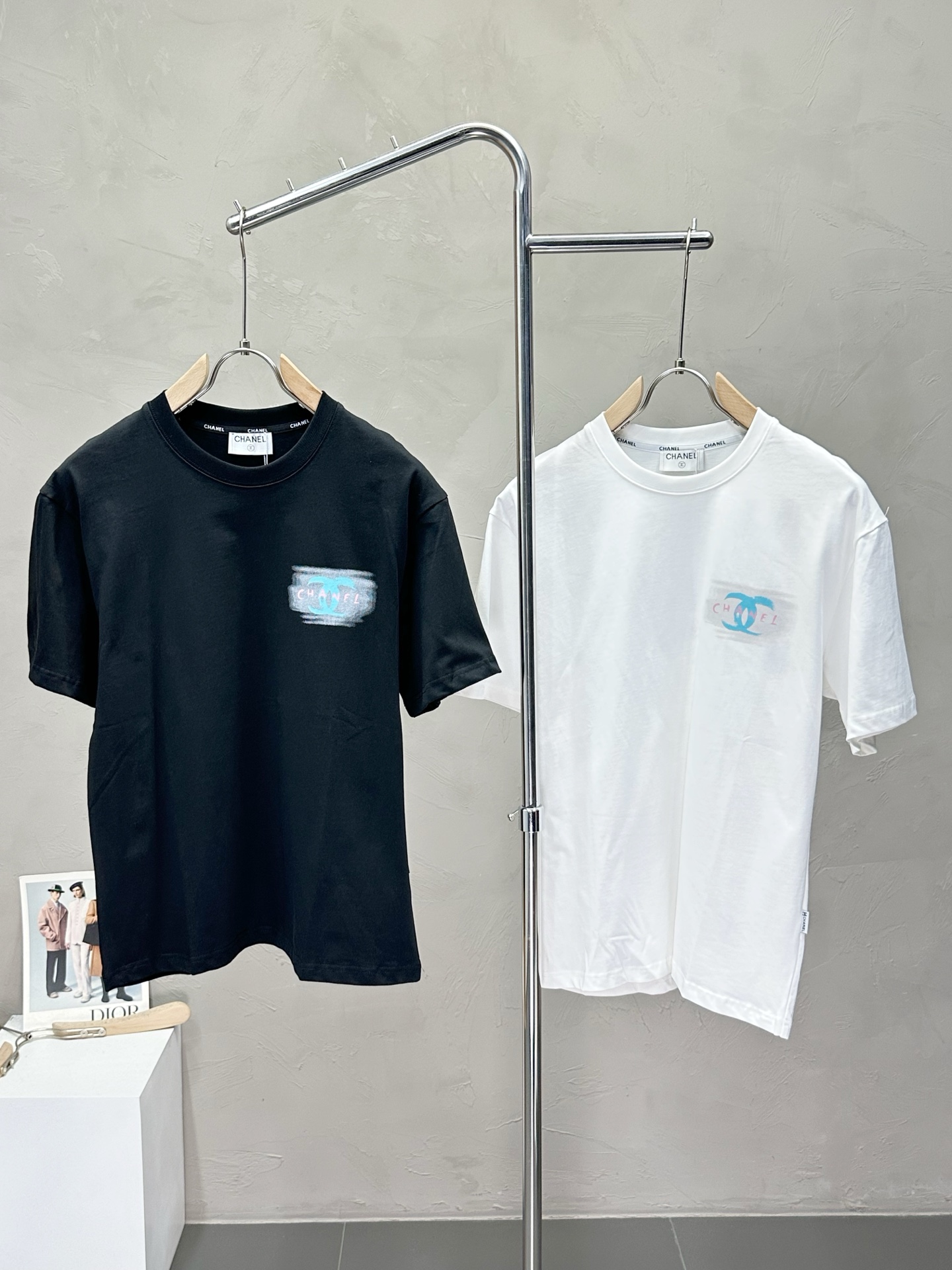 NO:428627,.Chanel Chanel exclusively offers new original single men's casual short sleeves, high-end customization, high-end version, fashionable and versatile imported fabric, super soft and delicate, skin-friendly and comfortable to wear, high-end boutique, OEM, fine production, very good for the upper body, men's essential items, complete three standards, code M-3XL,,chanel,chanel, T-shirt, alexander wang19860909.Chanel香奈儿独家专供新款原单男士休闲短袖 高端定制 高版本 时尚百搭爆款进口面料 手感超柔软细腻 穿着亲肤舒适 高端精品 代工厂精细做上身非常赞 男士必备单品 三标齐全 码数M-3XL,,chanel,chanel,T-shirt,alexander wang,Men's clothing