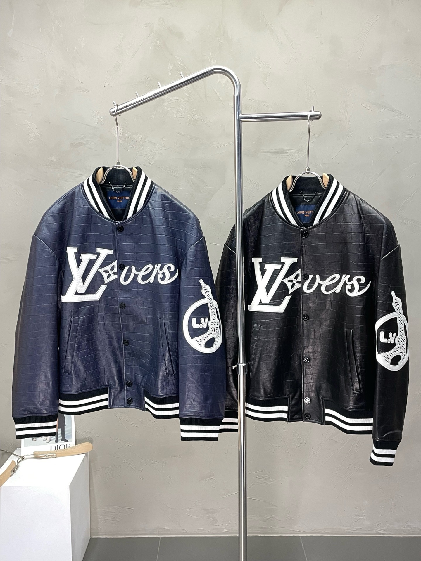 NO:566100,.Leather jackets - Louis Vuitton exclusively offers the latest spring and autumn leather jackets. Leather jackets with classic designs and stunning looks. Imported leather and imported fabrics. The quality is impeccable. Quality control allows you to buy it directly. It is a high-end product that cannot be faulted! You can feel its powerful aura through the detailed pictures. It has a remarkable effect of gathering heat and keeping warm, so you don’t have to worry about getting a little chilly! Both fashionable and functional, the whole style looks more luxurious! Size M-3XL,,louis vuitton,louis vuitton,jackets & coats,jackets & coats,leather jacket,alexander wang19860909.皮衣-Louis Vuitton路易威登独家专供最新春秋皮夹克外套 经典设计与颜值爆棚的皮衣 进口皮进口面料 品质更是无法挑剔品控可以直接入手,不容过错的高端臻品！通过细节图片便可感受到它强悍的气场,聚温保暖效果显著,完全不用担心会有一点寒意！时尚与功能性兼备,整款显得更加的奢华大气！ 尺码M-3XL,,louis vuitton,louis vuitton,jackets & coats,jackets & coats,leather jacket,alexander wang,Men's clothing